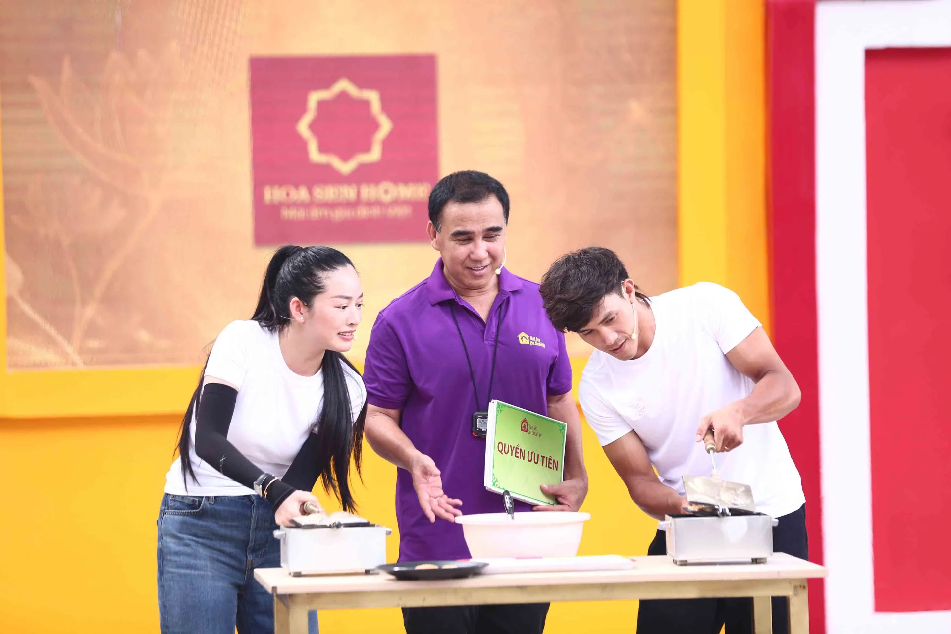 mai-am-gia-dinh-viet-quyen-linh-nguyen-tran-duy-nhat-va-mai-thanh-ha-bo-tien-tui-danh-tang-cac-em-nho-mo-coi-3