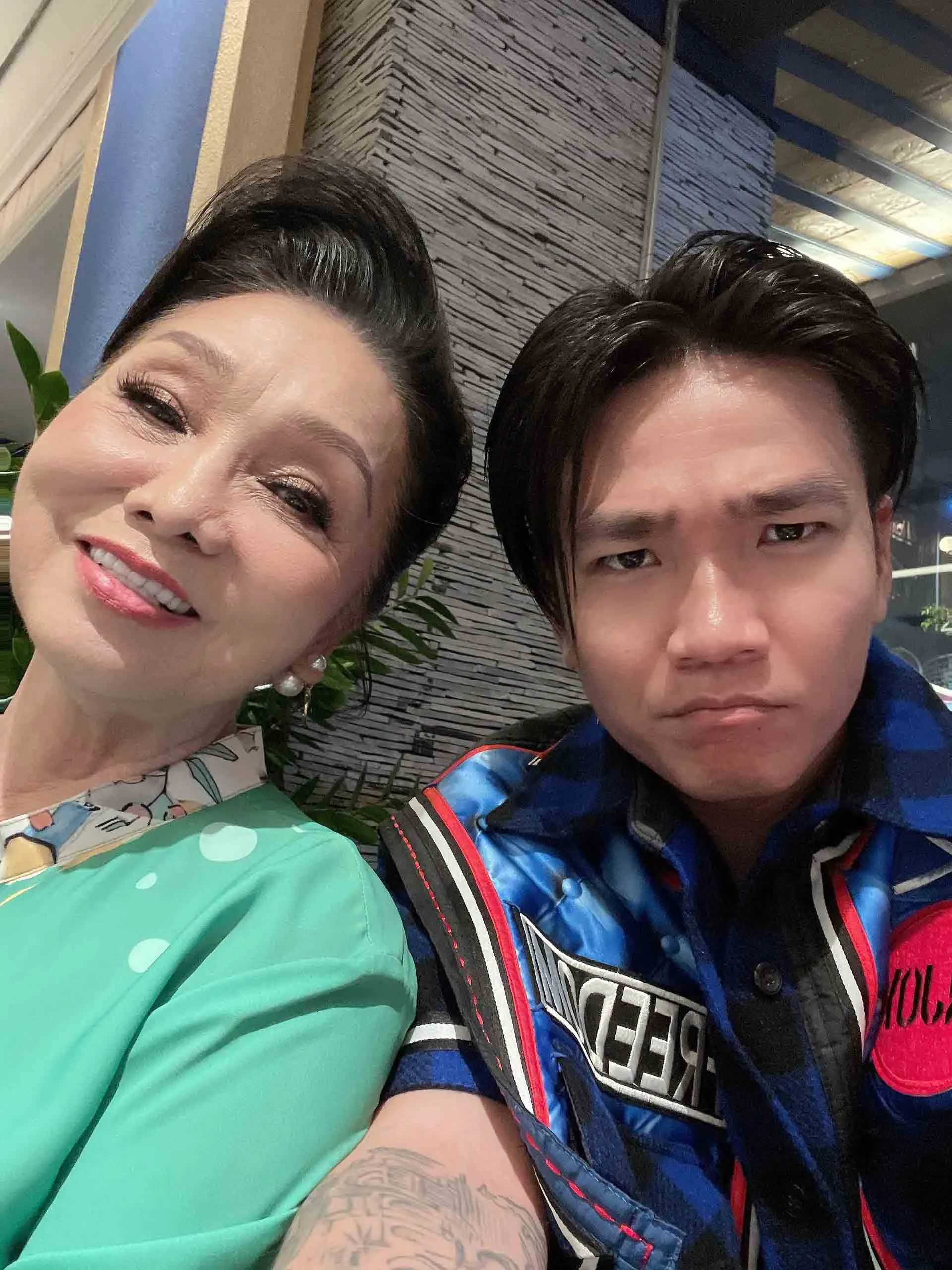 rapper-wowy-bat-ngo-tung-hint-ca-khuc-mang-hoi-tho-duong-dai-cung-nsnd-bach-tuyet8