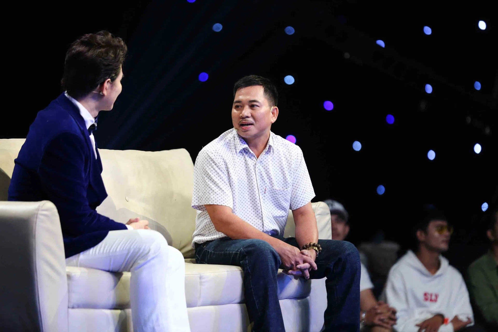 quach-tuan-du-khoc-nghen-vi-ganh-ti-voi-hoc-tro-cua-minh-con-cha-ben-canh1