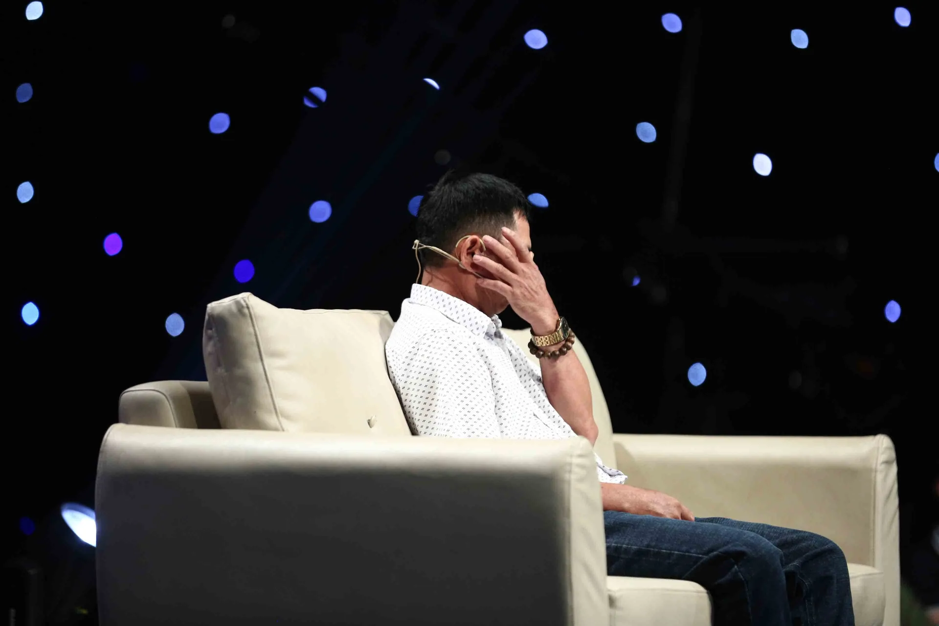 quach-tuan-du-khoc-nghen-vi-ganh-ti-voi-hoc-tro-cua-minh-con-cha-ben-canh4