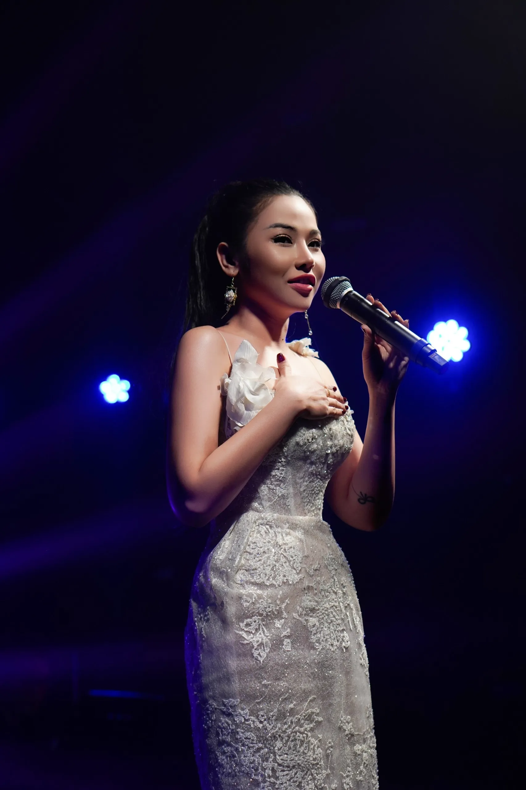 truong-thao-nhi-lien-tuc-gap-su-co-mat-tieng,-khoc-nac-trong-chuyen-luu-dien-o-uc8