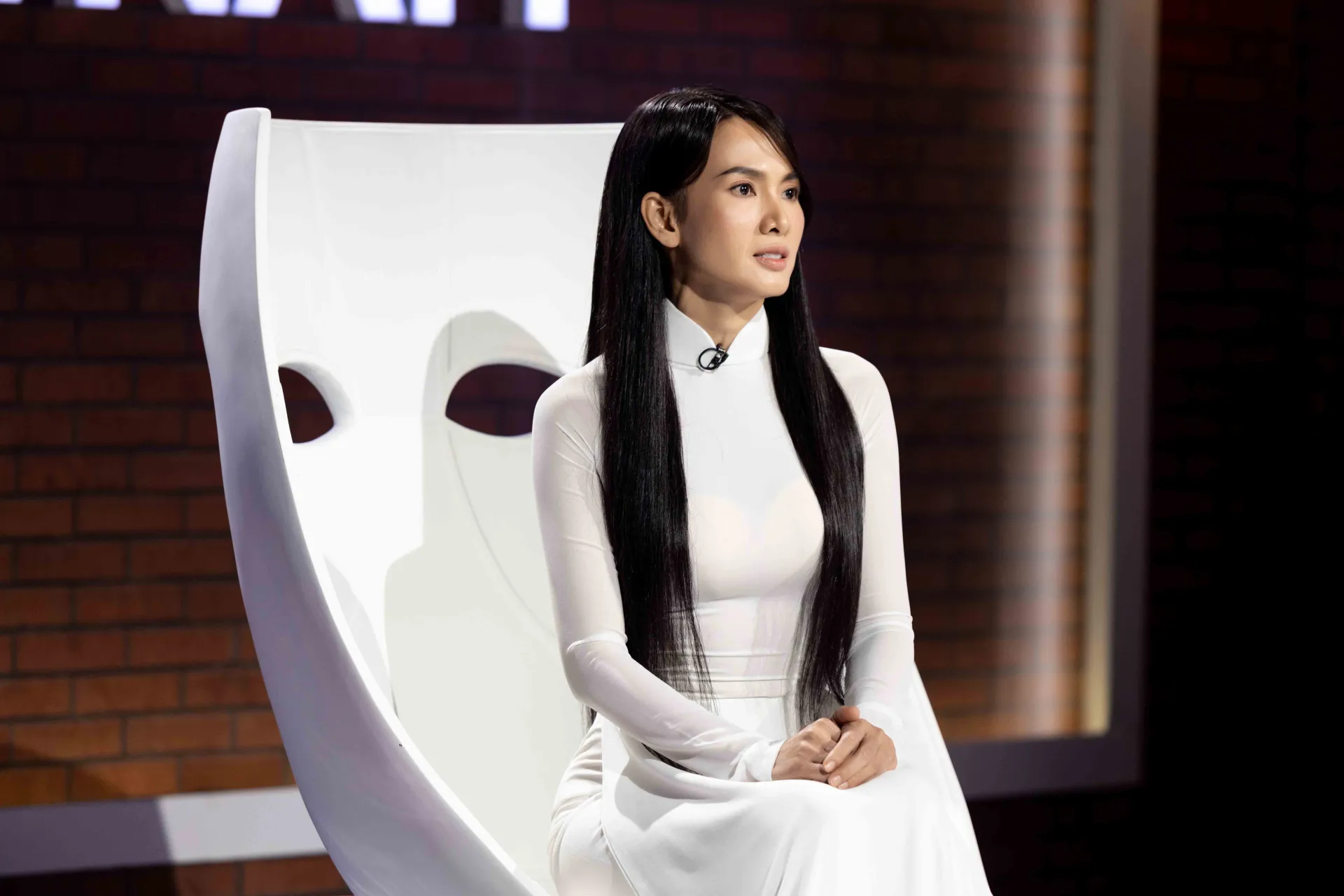 hlv anh thu gay bat ngo voi man hoa than “ma muoi” khi nam quyen loai tai tap 313