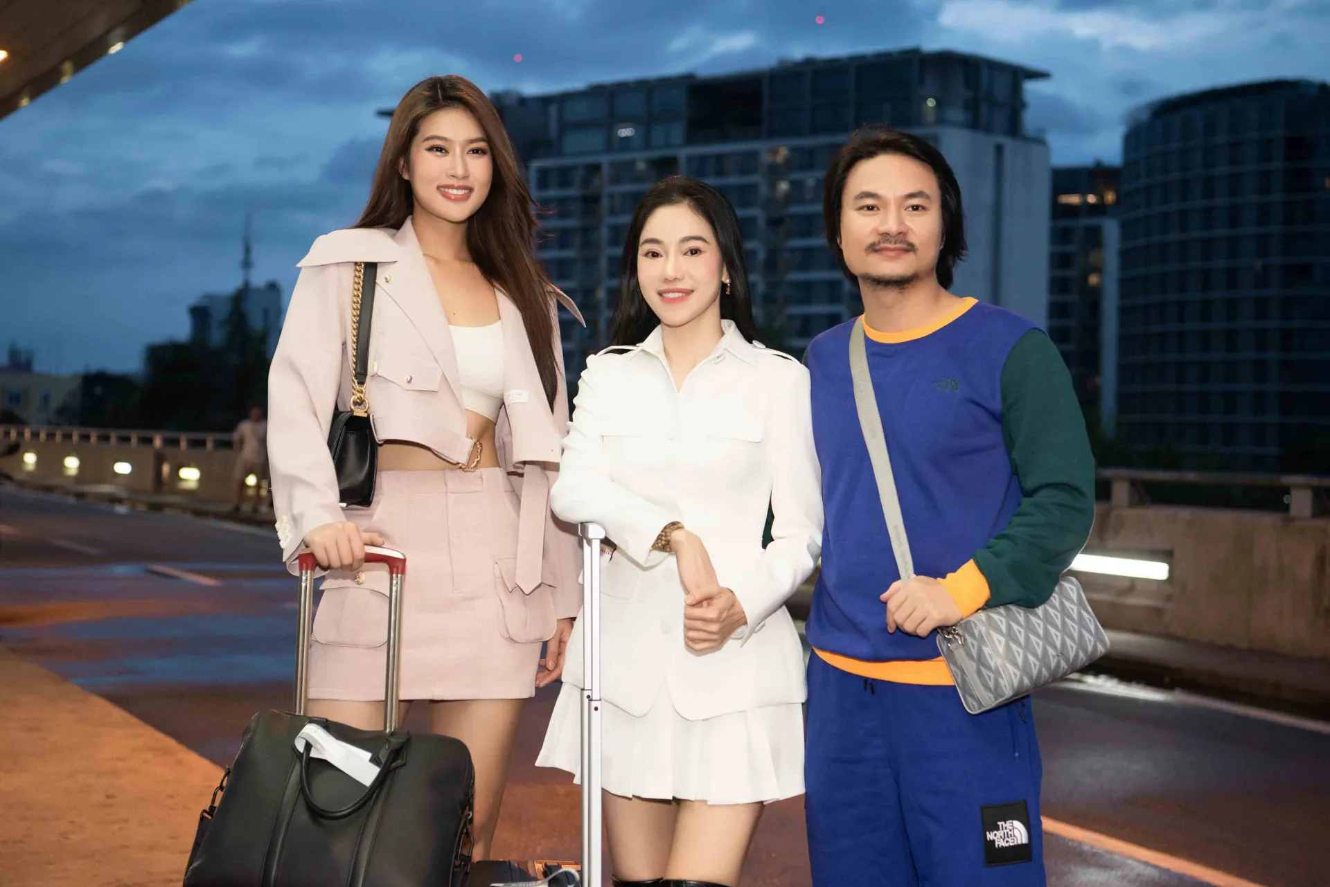 hoa-hau-doan-thien-an-khoe-vong-eo-con-kien-khi-xuat-hien-tai-san-bay-di-duc1