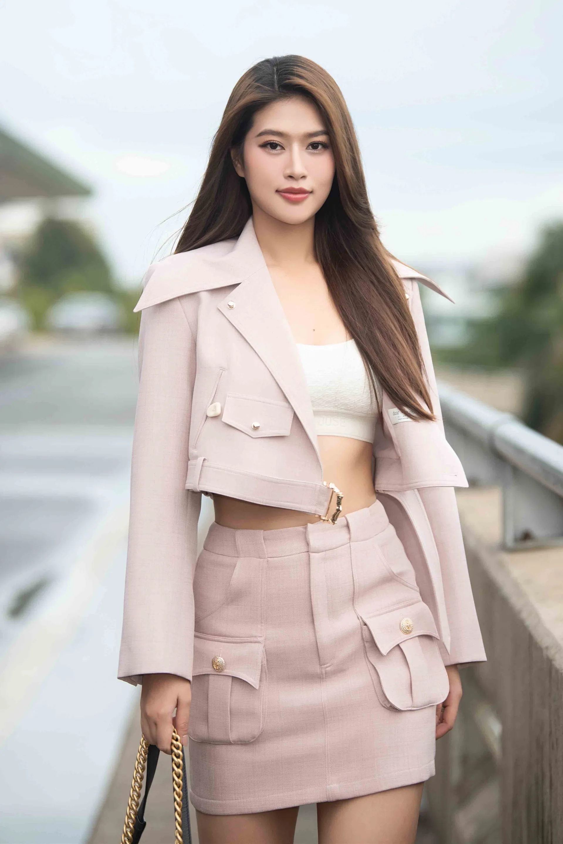 hoa-hau-doan-thien-an-khoe-vong-eo-con-kien-khi-xuat-hien-tai-san-bay-di-duc3