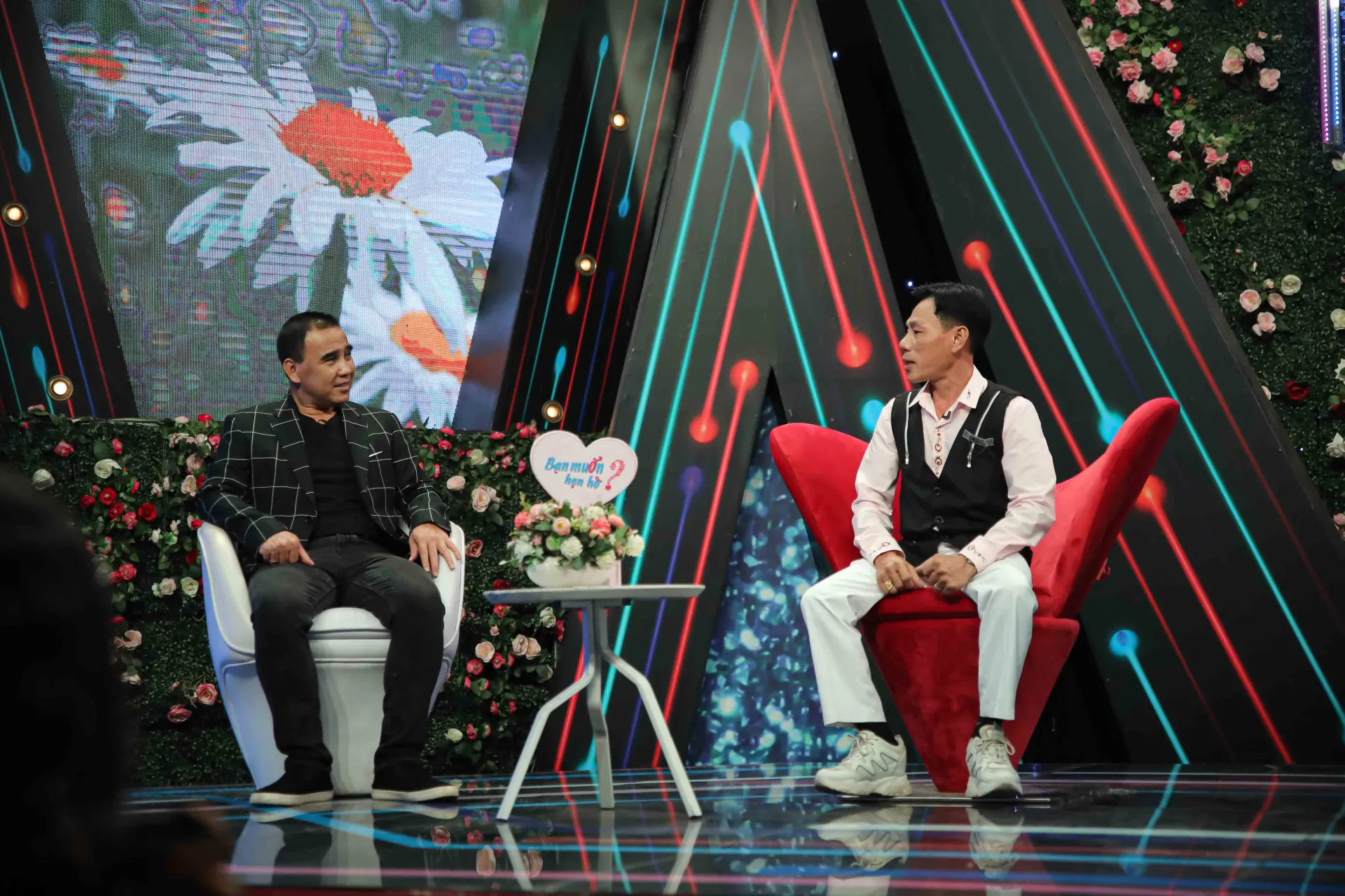 cap-doi-tung-dut-ganh-hon-nhan-tim-thay-nhau-tai-ban-muon-hen-ho1