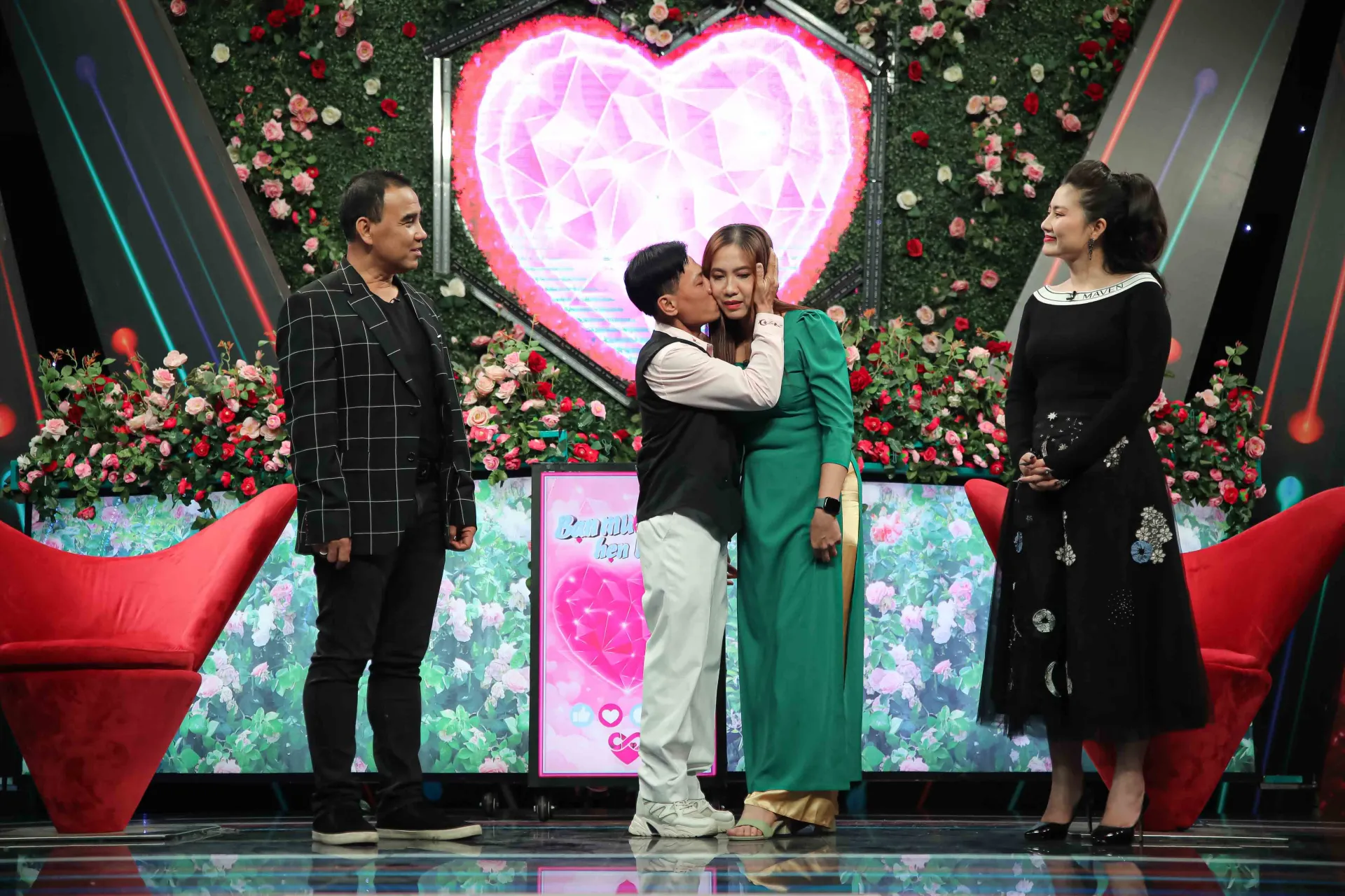 cap-doi-tung-dut-ganh-hon-nhan-tim-thay-nhau-tai-ban-muon-hen-ho10