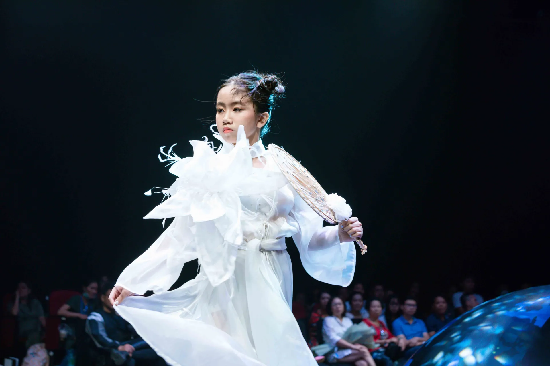 mau-nhi-alice-nguyen-lam-vedette-khoe-tai-nang-nhay-mua-tren-san-dien2