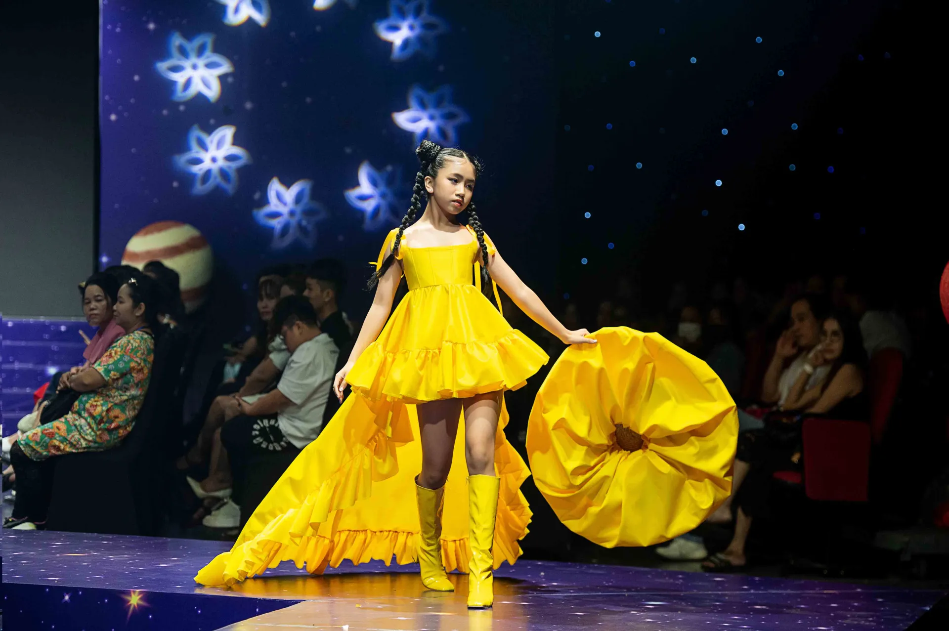 mau-nhi-alice-nguyen-lam-vedette-khoe-tai-nang-nhay-mua-tren-san-dien8