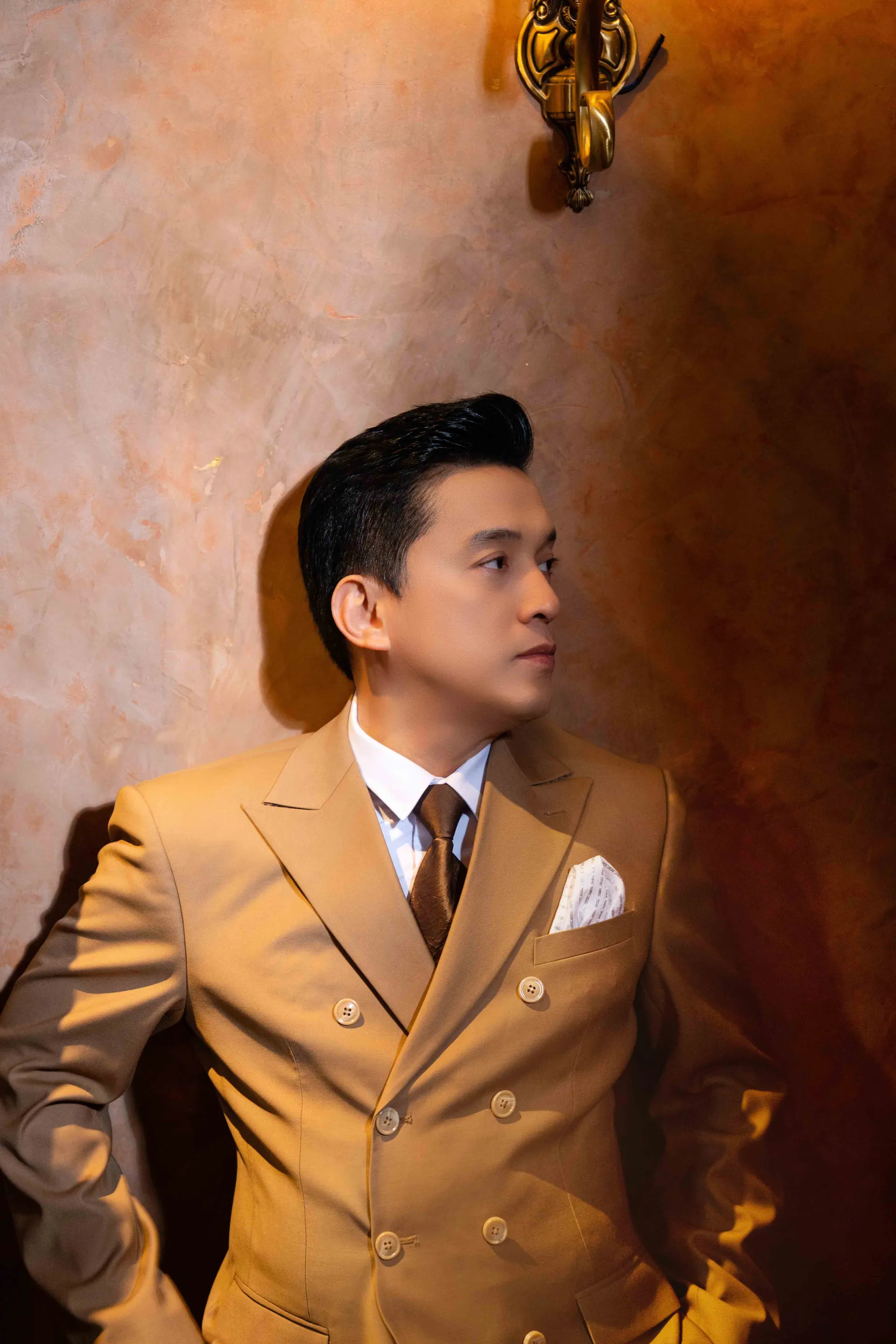 ca si lam truong quay lai thi truong am nhac sau hon 4 nam vang bong