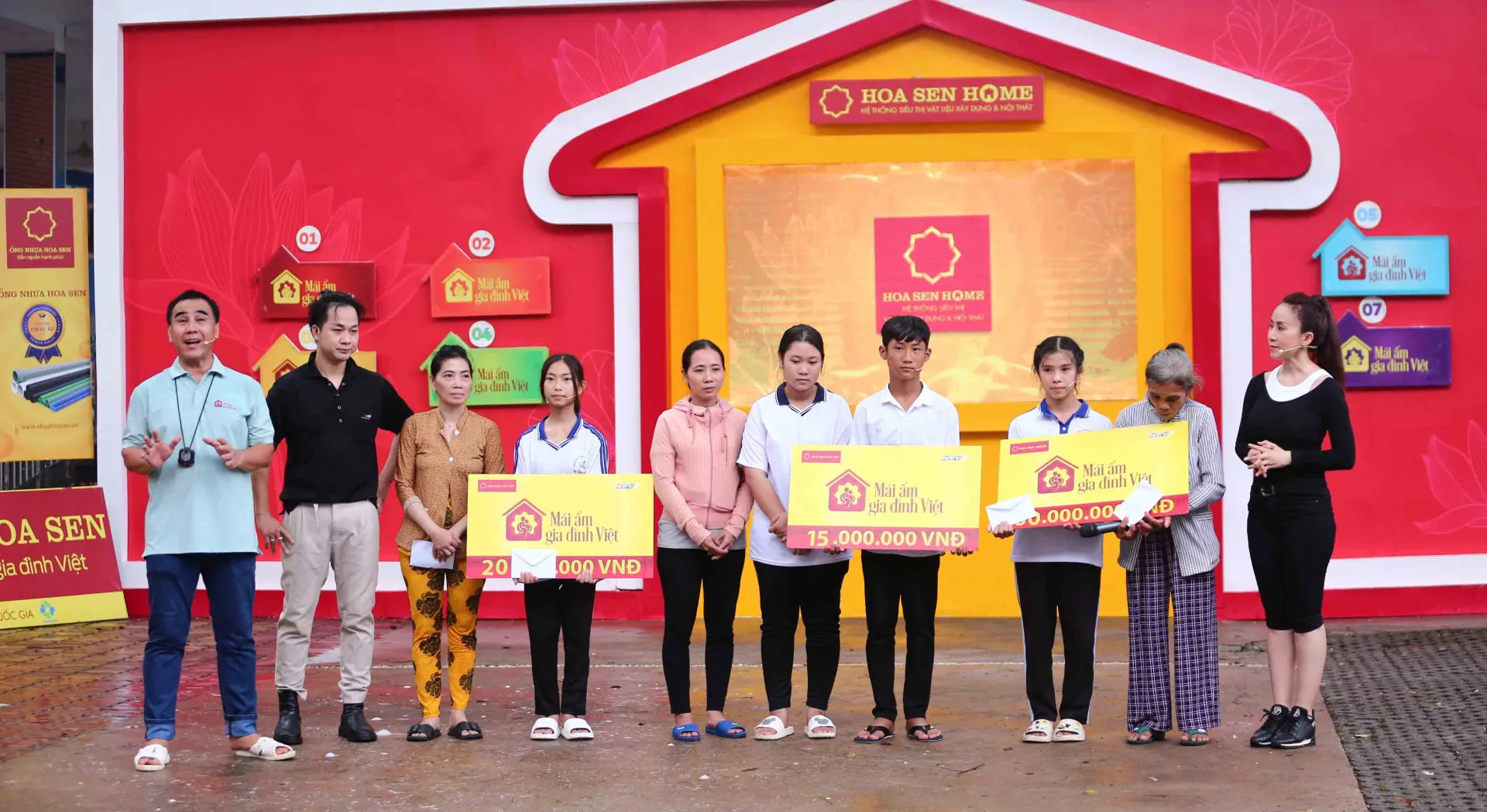 quach-tuan-du-va-ngoc-chau-bo-tien-tui-tang-cac-em-nho-mo-coi15