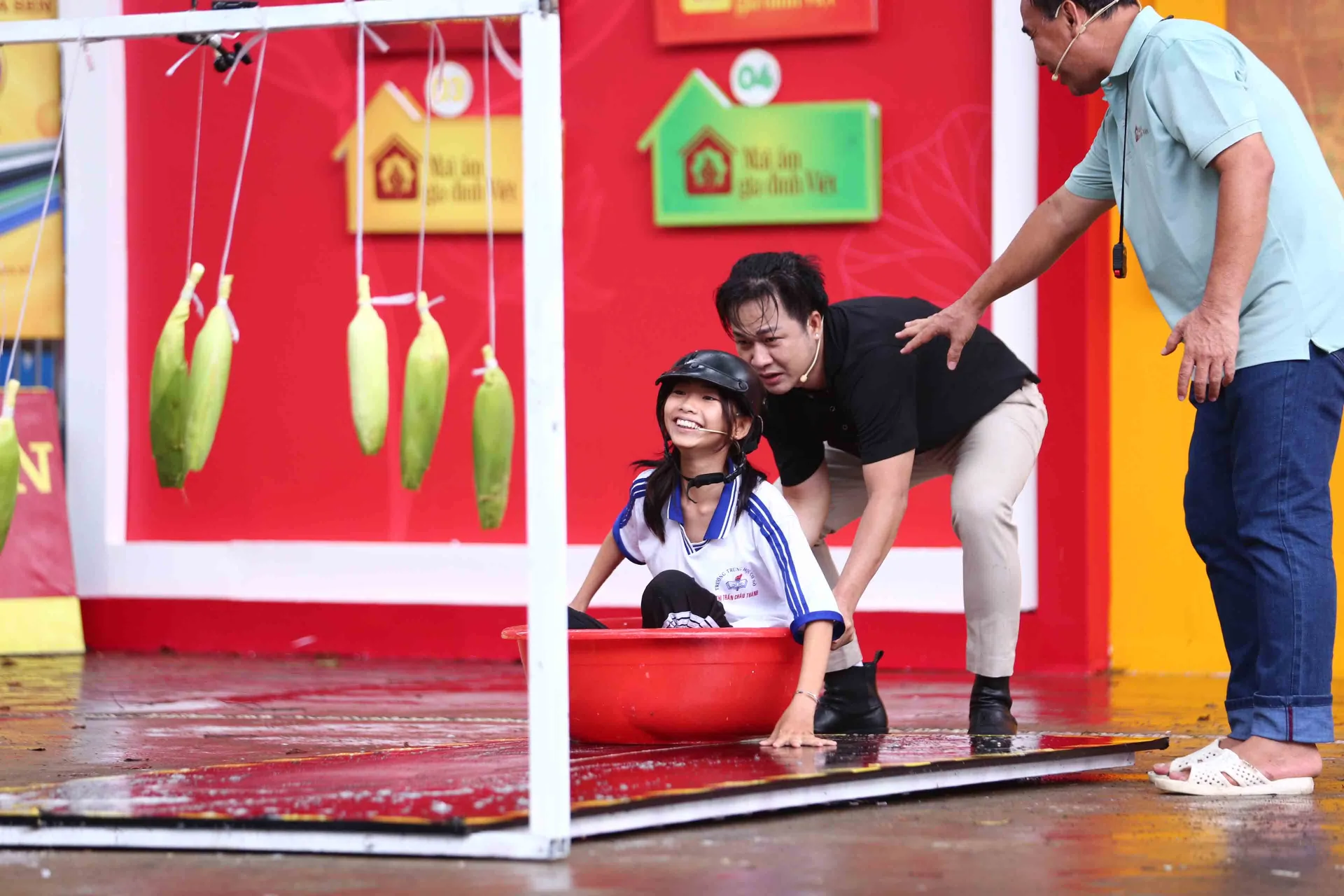 quach-tuan-du-va-ngoc-chau-bo-tien-tui-tang-cac-em-nho-mo-coi5