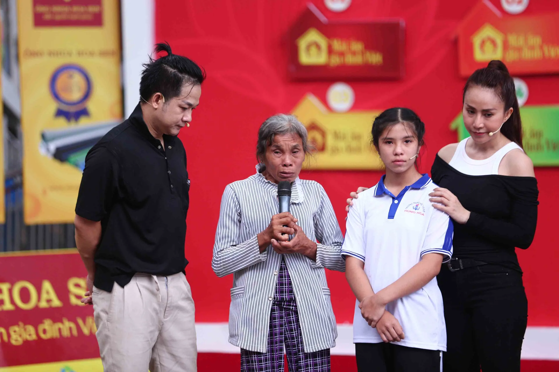 quach-tuan-du-va-ngoc-chau-bo-tien-tui-tang-cac-em-nho-mo-coi6