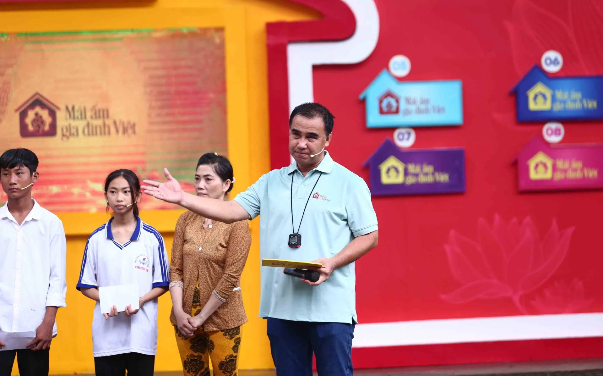 quach-tuan-du-va-ngoc-chau-bo-tien-tui-tang-cac-em-nho-mo-coi9