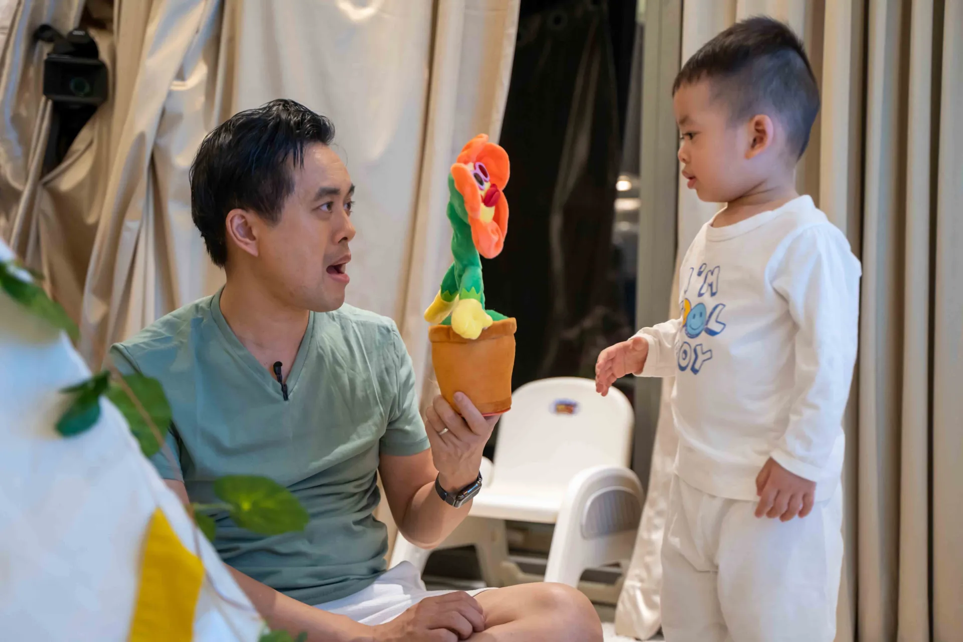 tap-8-me-vang-nha-ba-la-sieu-nhan-le-duong-bao-lam-chi-con-gai-livestream-ban-hang-cuc-chuyen-nghiep2