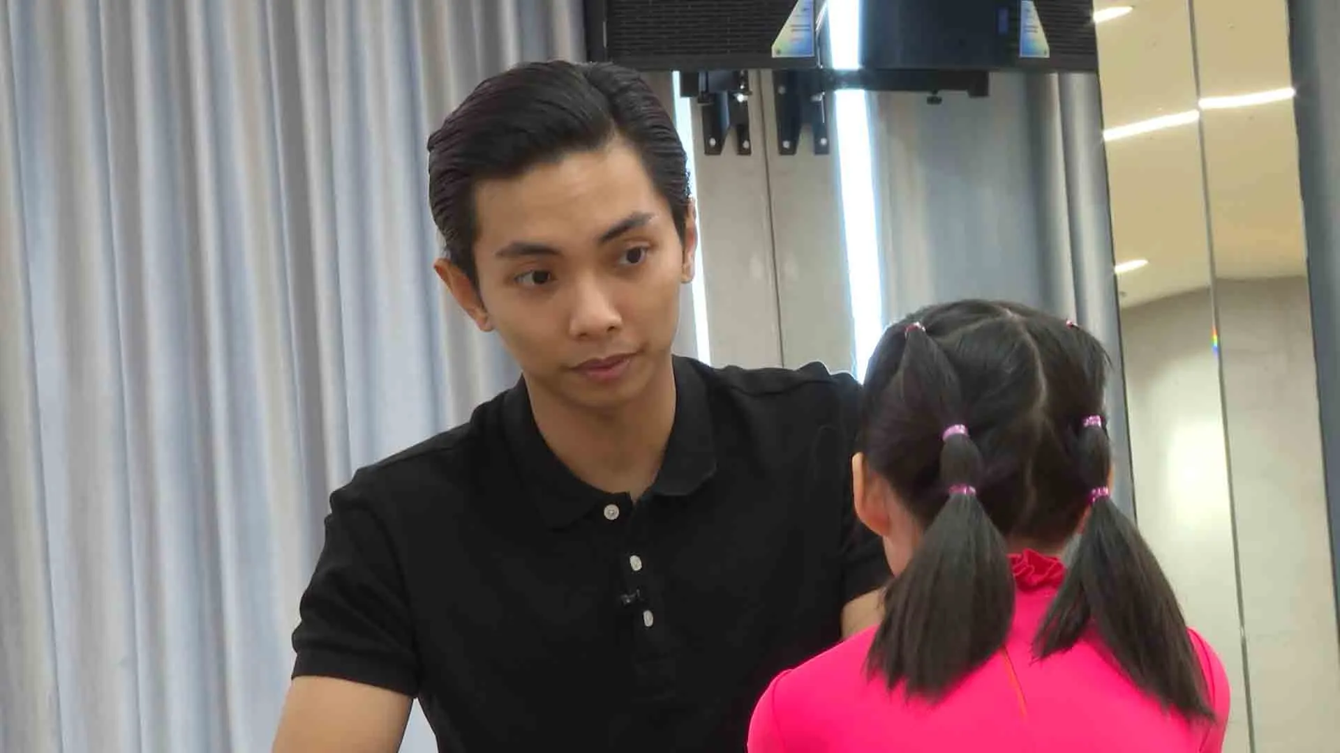 tap-8-me-vang-nha-ba-la-sieu-nhan-le-duong-bao-lam-chi-con-gai-livestream-ban-hang-cuc-chuyen-nghiep4