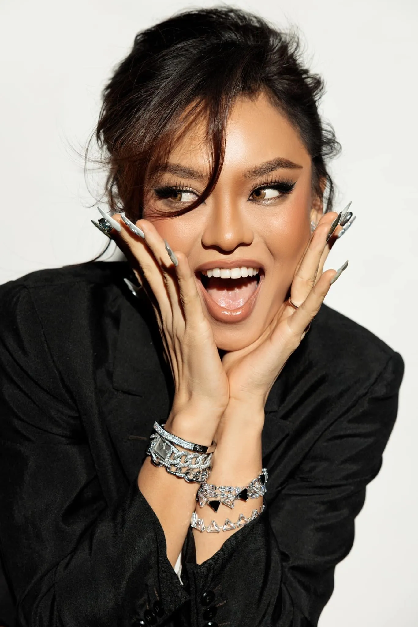 mai-ngo-la-nhan-vat-thu-2-duoc-he-lo-trong-mv-moi-cua-duong-trieu-vu6