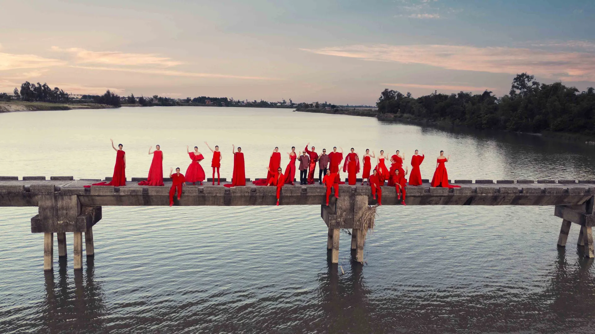 san-runway-co-1-khong-2-tren-cau-mang-dai-1km-cua-vungoc&son2