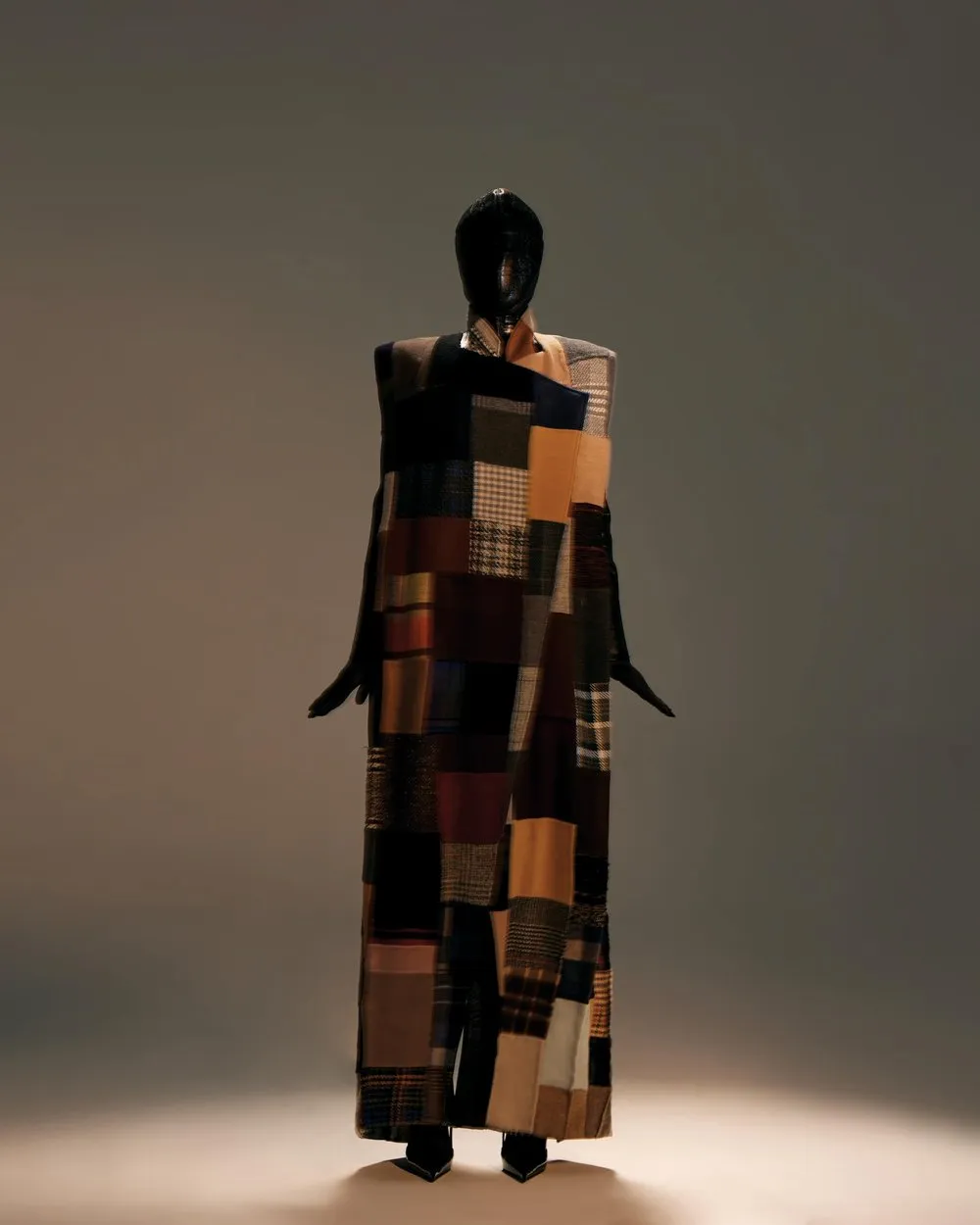 suboi-moi-la-trong-cac-thiet-ke-cua-nguyen-hoang-tu-fallwinter-23