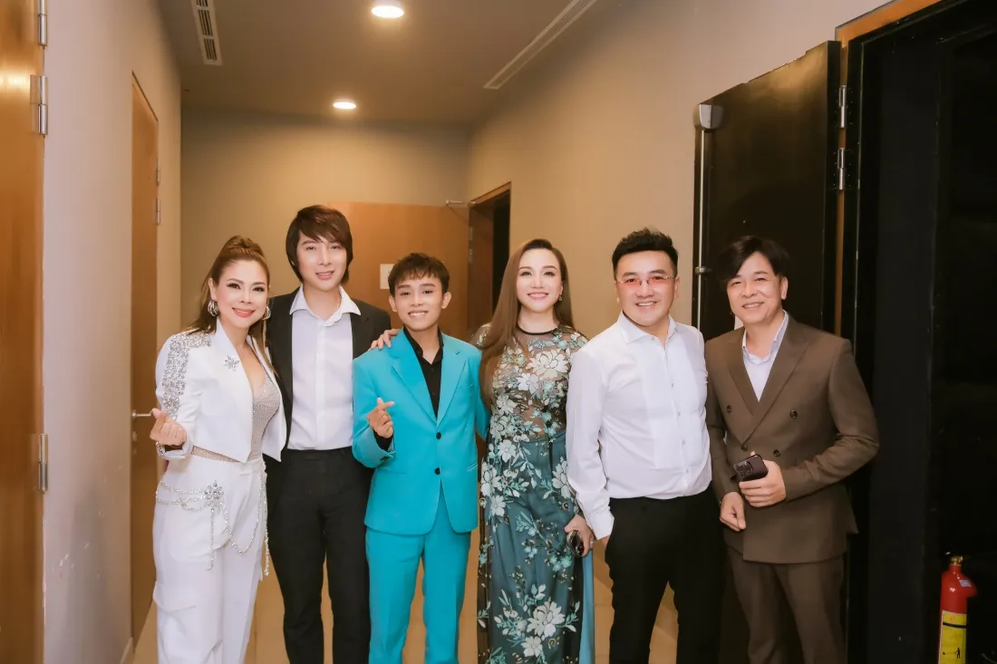 hang-ngan-khan-gia-moi-mien-lap-kin-hai-dem-liveshow-tinh-con-cua-ngoc-son2