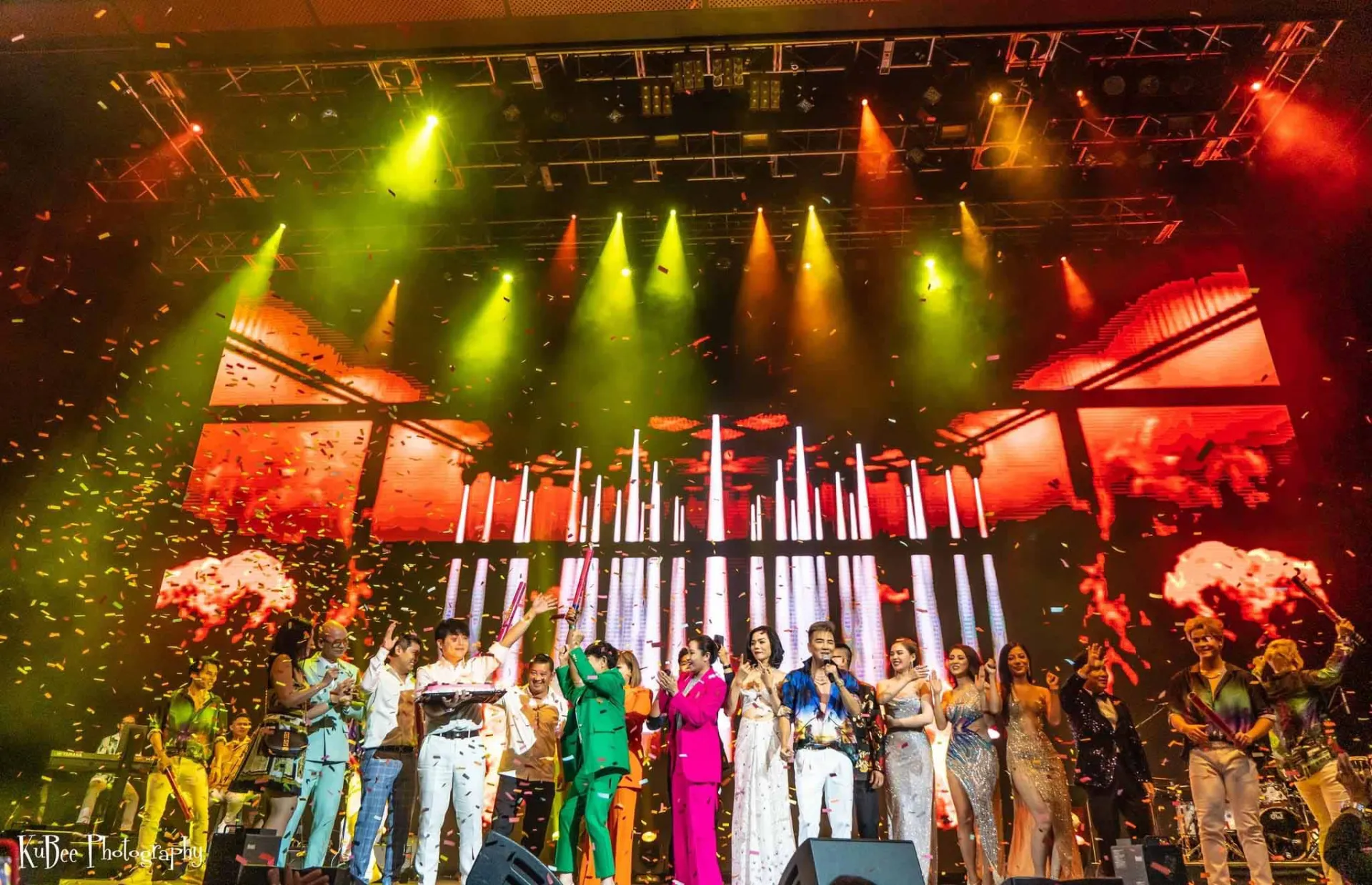 giang-hong-ngoc-tro-lai-my-sau-3-nam-vang-bong-chay-show-khong-ngung-nghi-suot-nua-thang- (3)