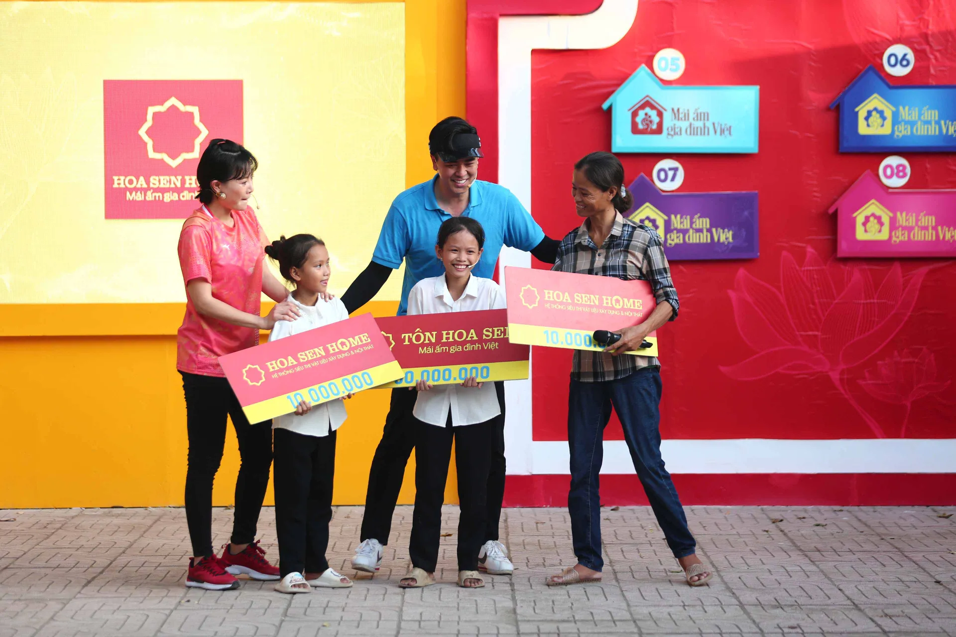 tuan-tu-va-thanh-huong-gop-suc-mang-ve-115-trieu-dong-cho-cac-em-nho-mo-coi3