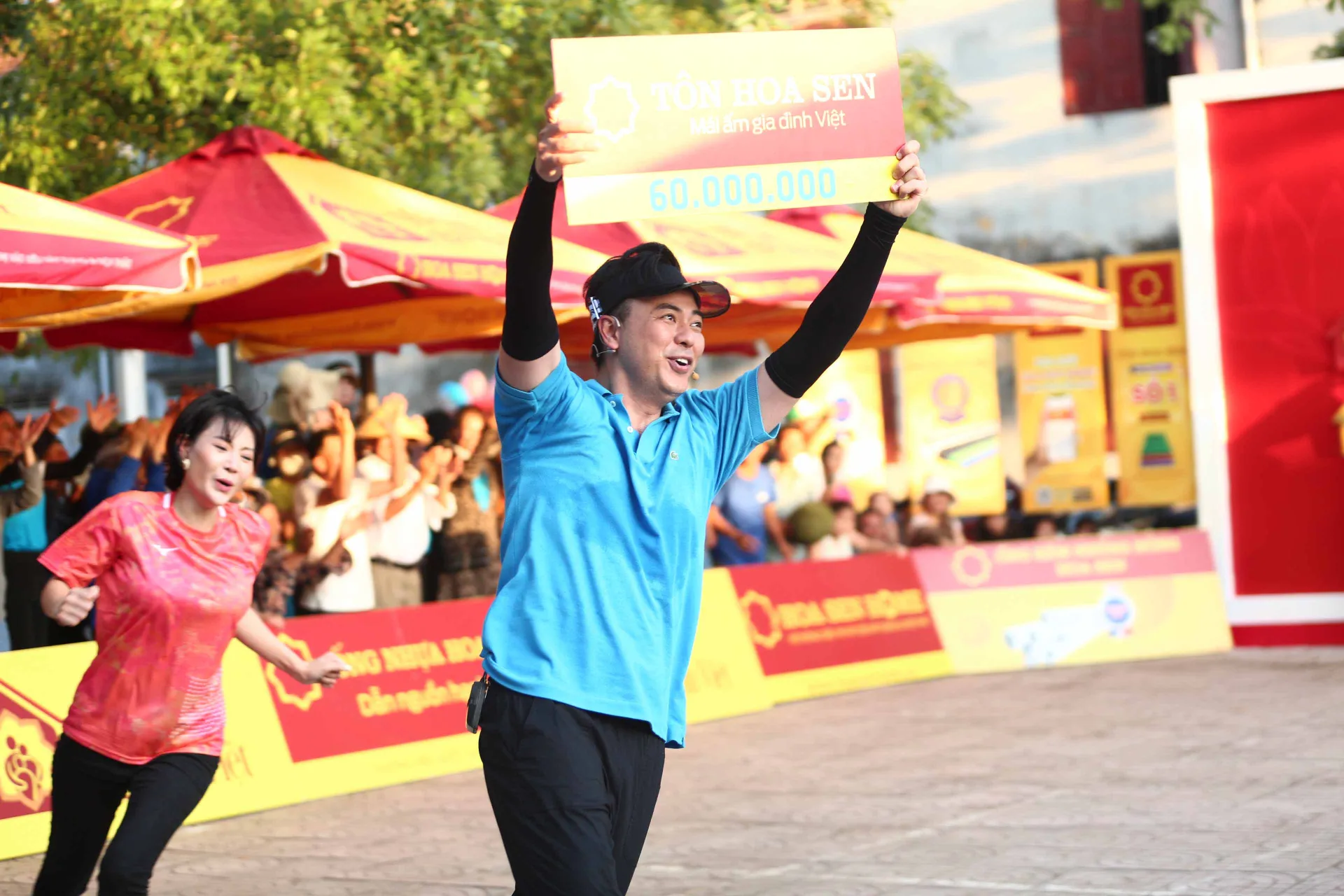 tuan-tu-va-thanh-huong-gop-suc-mang-ve-115-trieu-dong-cho-cac-em-nho-mo-coi6