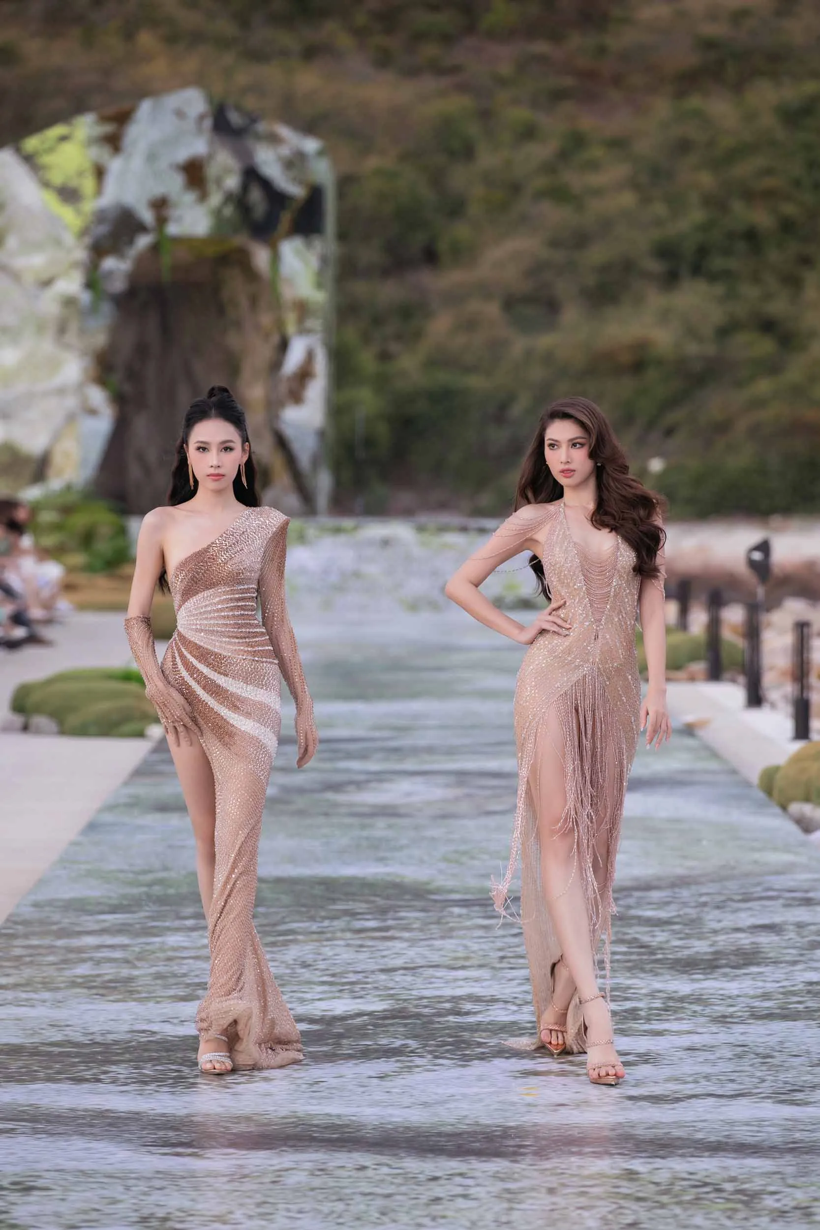 hoa-hau-bao-ngoc-khoe-doi-chan-1m23-tai-vietnam-beauty-fashion-fest2 (2)
