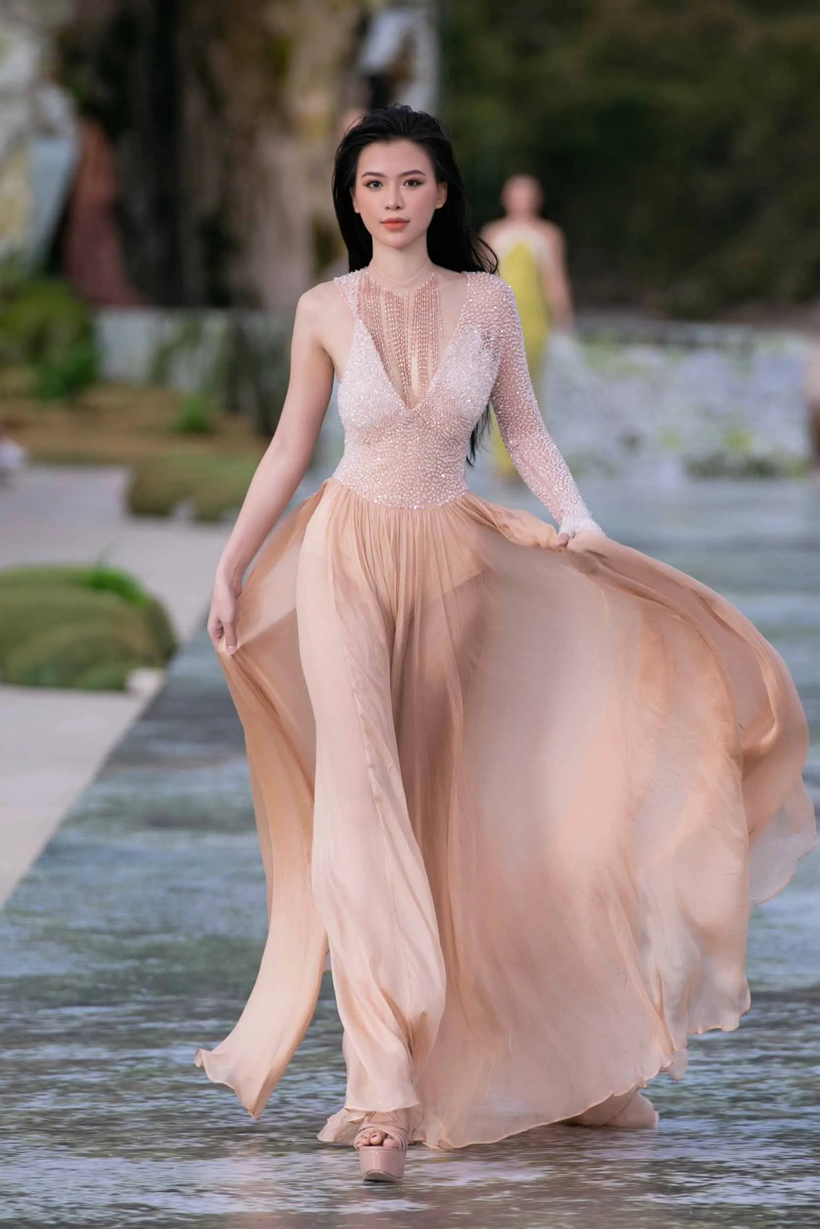 hoa-hau-bao-ngoc-khoe-doi-chan-1m23-tai-vietnam-beauty-fashion-fest32