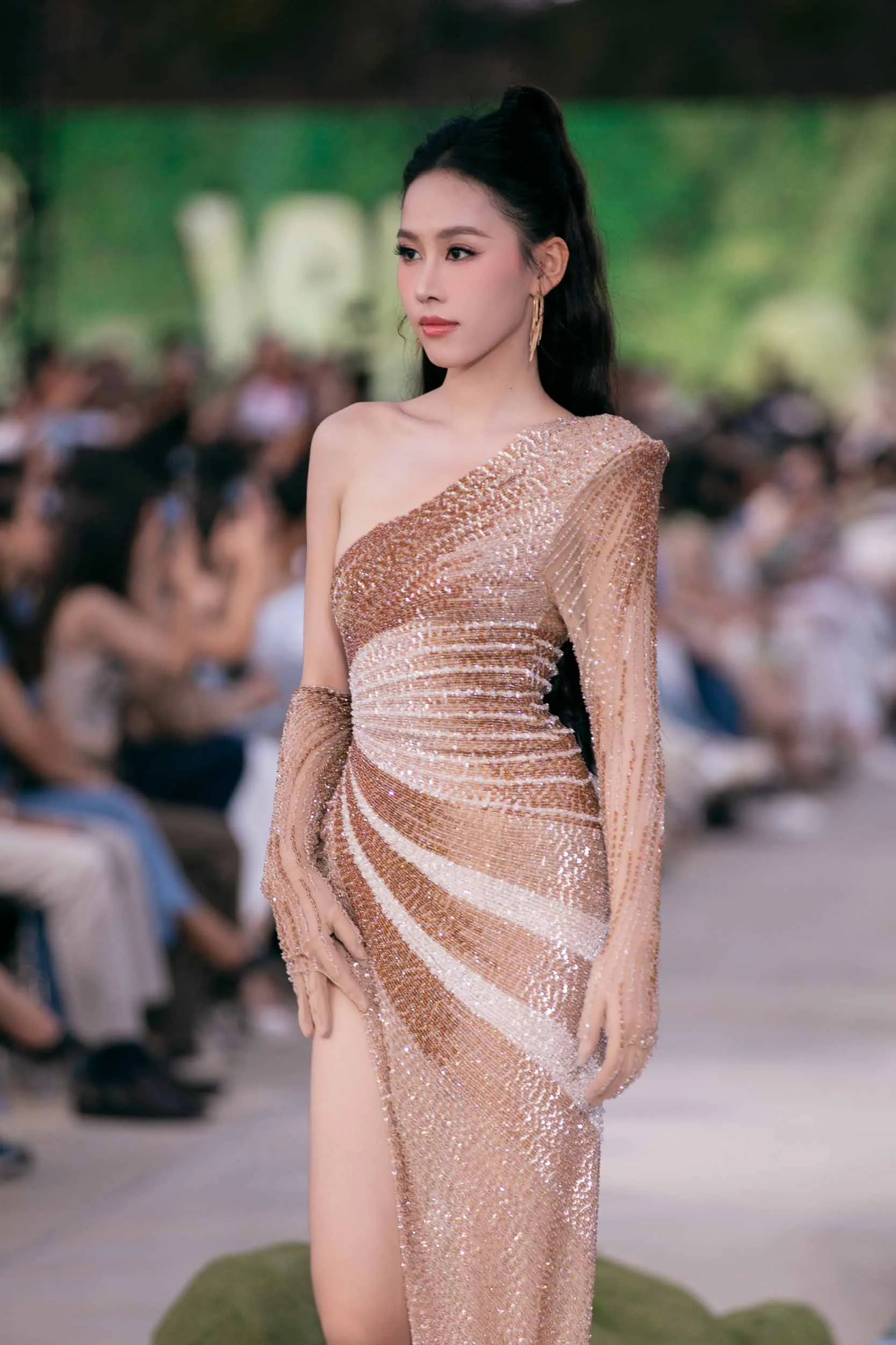 hoa-hau-bao-ngoc-khoe-doi-chan-1m23-tai-vietnam-beauty-fashion-fest336