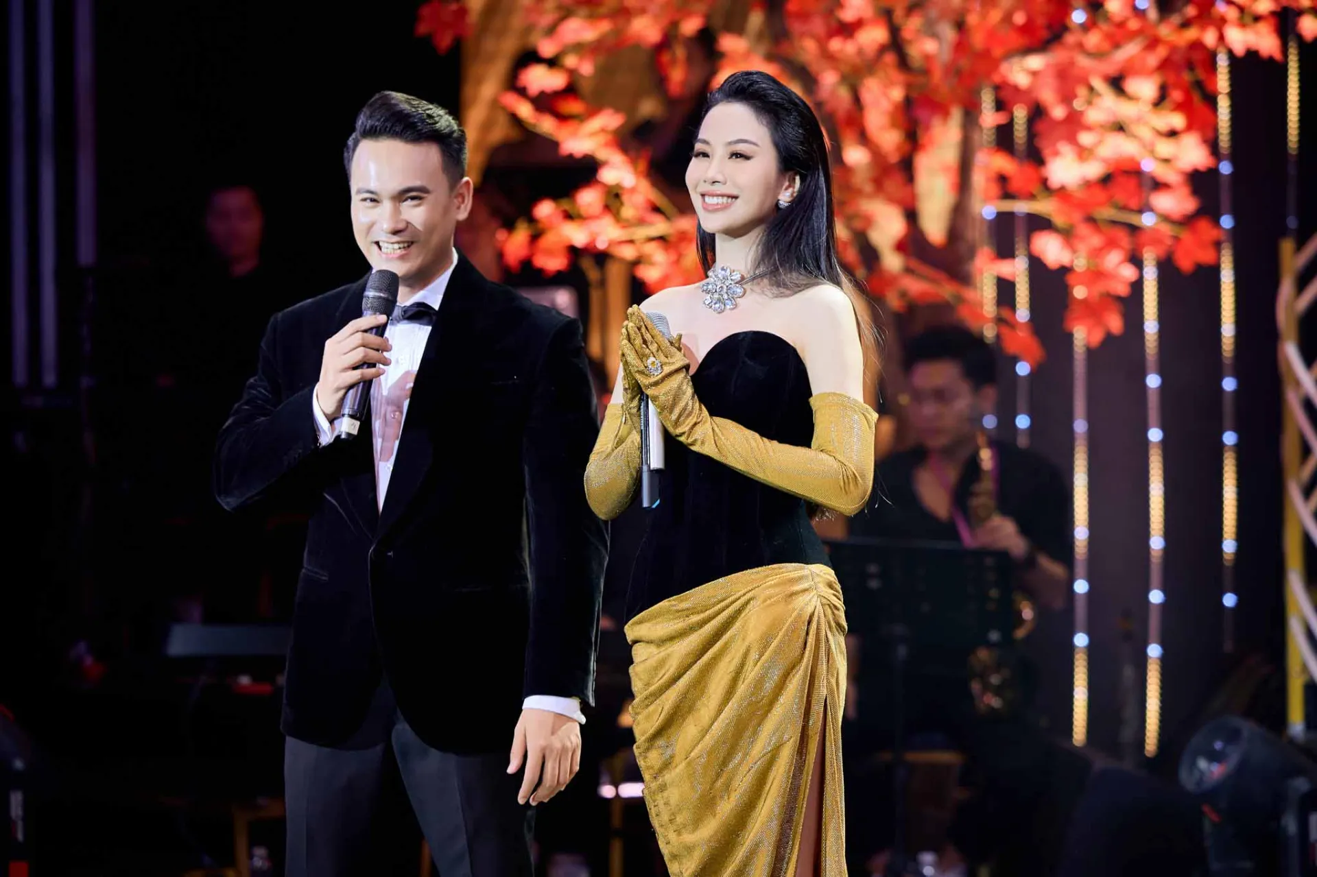 duong-hue-toa-sang-ruc-ro-trong-minishow-xin-lam-anh-sao-dem2
