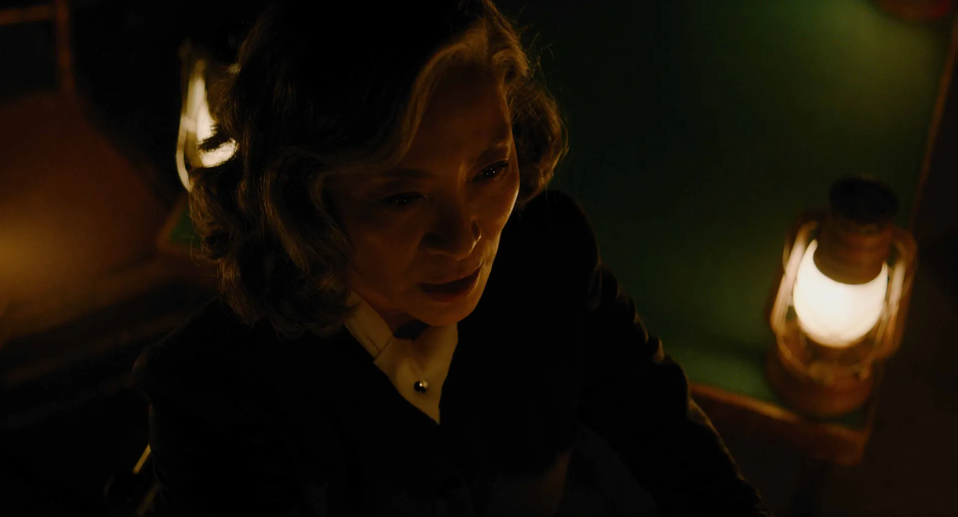 ba-dong-duong-tu-quynh-doi-dau-tham-tu-hercule-poirot-trong-an-mang-o-venice1