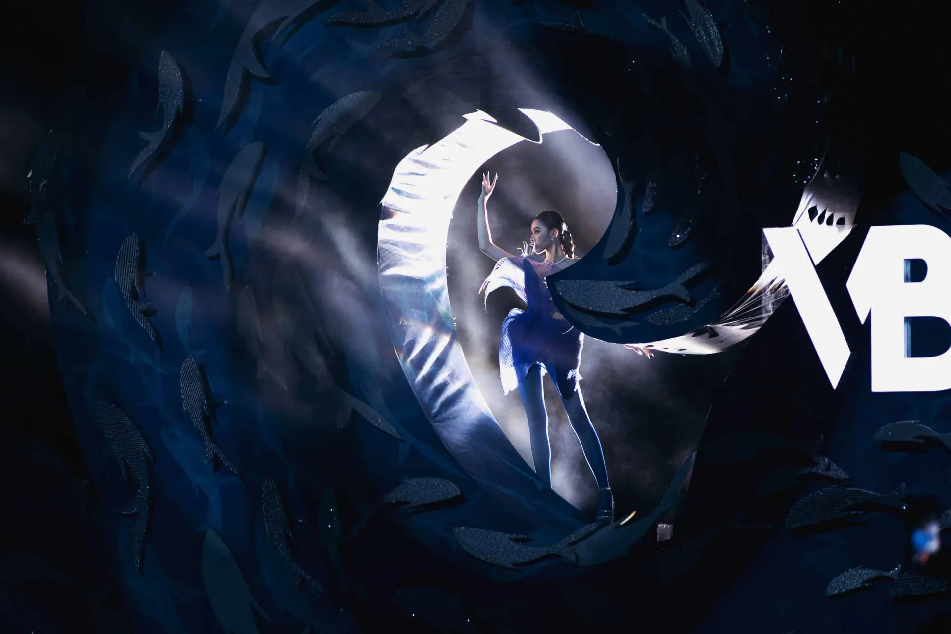 hoa-hau-bao-ngoc-catwalk-tren-nuoc-ket-man-tai-vbff2