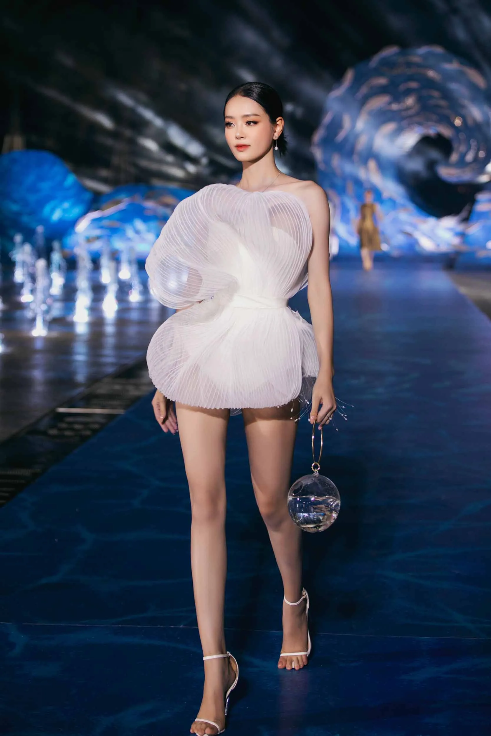 hoa-hau-bao-ngoc-catwalk-tren-nuoc-ket-man-tai-vbff2 (2)