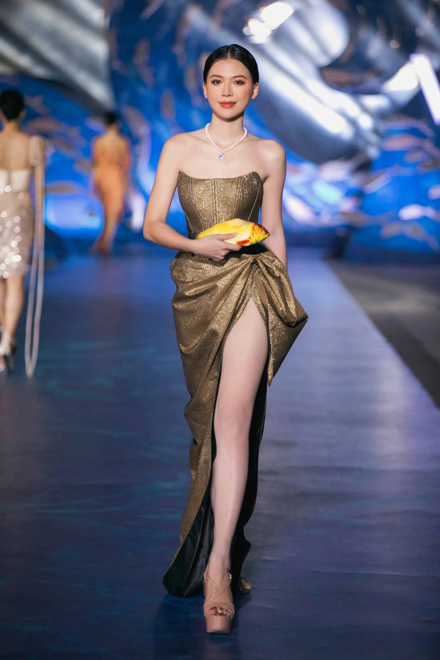 hoa-hau-bao-ngoc-catwalk-tren-nuoc-ket-man-tai-vbff6