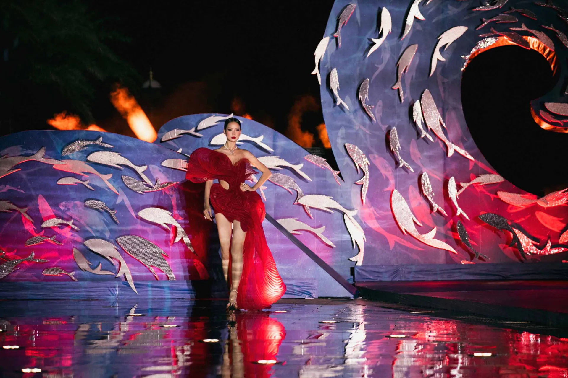 hoa-hau-bao-ngoc-catwalk-tren-nuoc-ket-man-tai-vbff9