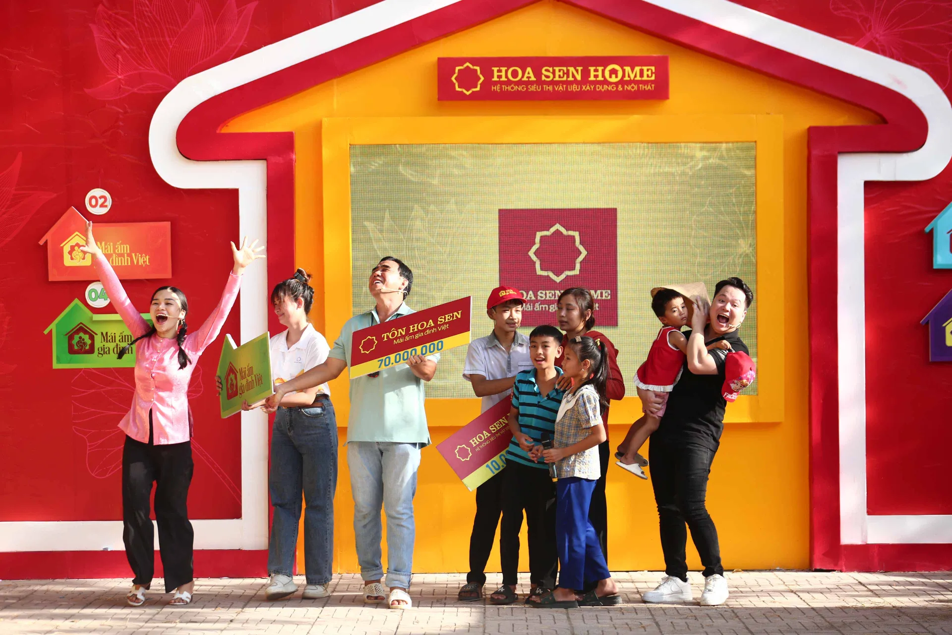 mc-quyen-linh-thanh-phong-le-ngoc-thuy-bo-tien-tui-tang-em-nho-mo-coi23