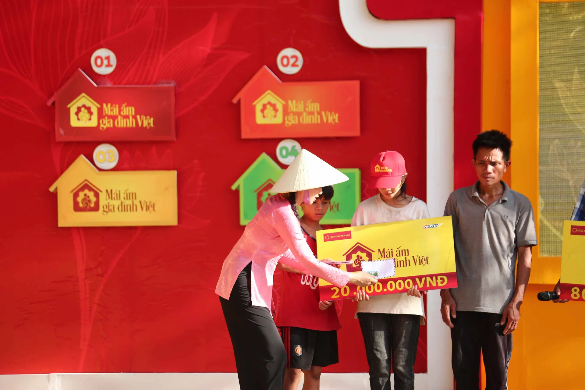 mc-quyen-linh-thanh-phong-le-ngoc-thuy-bo-tien-tui-tang-em-nho-mo-coi63