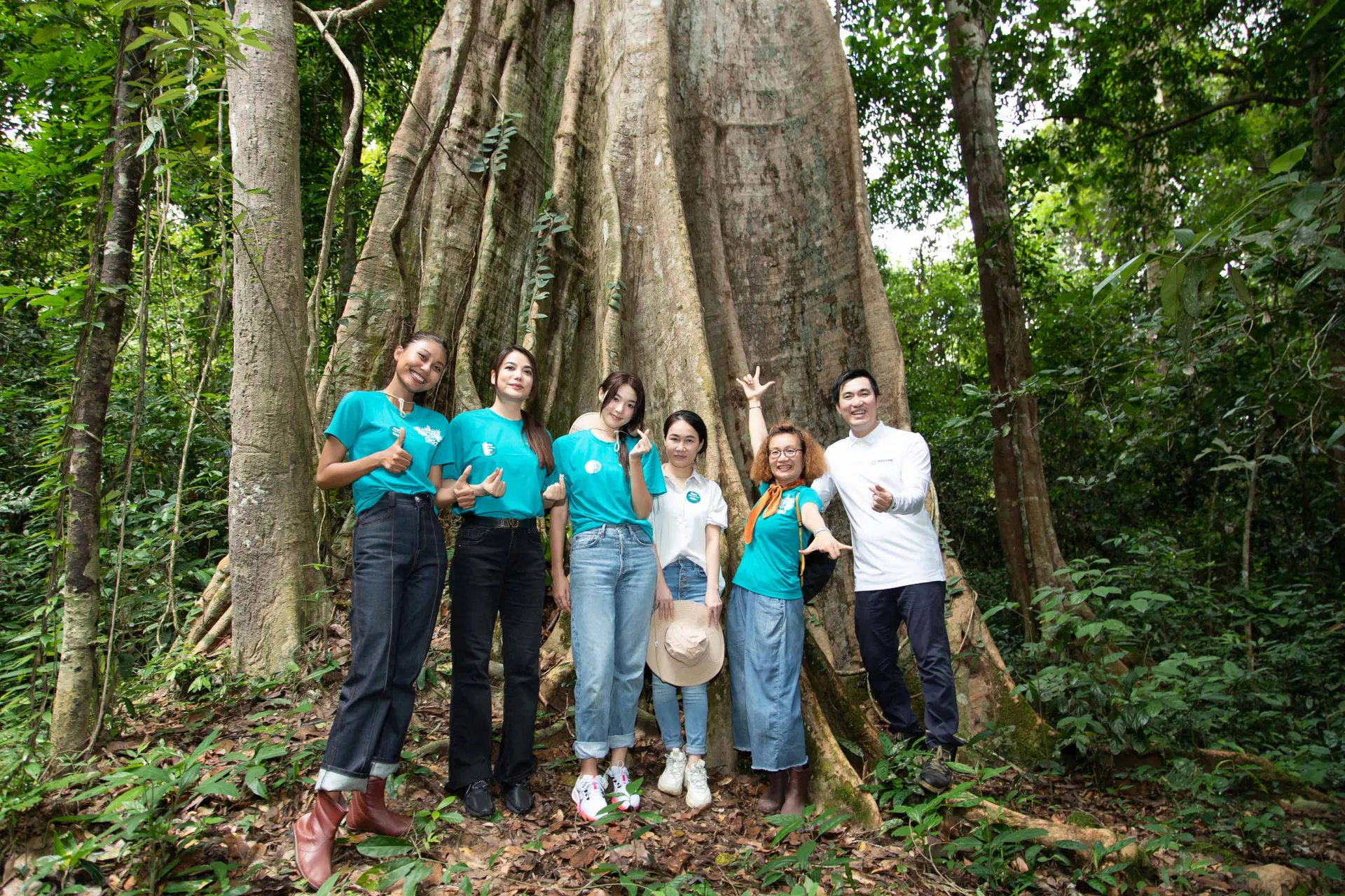 mina-sue-choi-chung-tay-trong-nhung-canh-rung-miss-earth-by-tna-entertainment-tai-viet-nam6 (2)