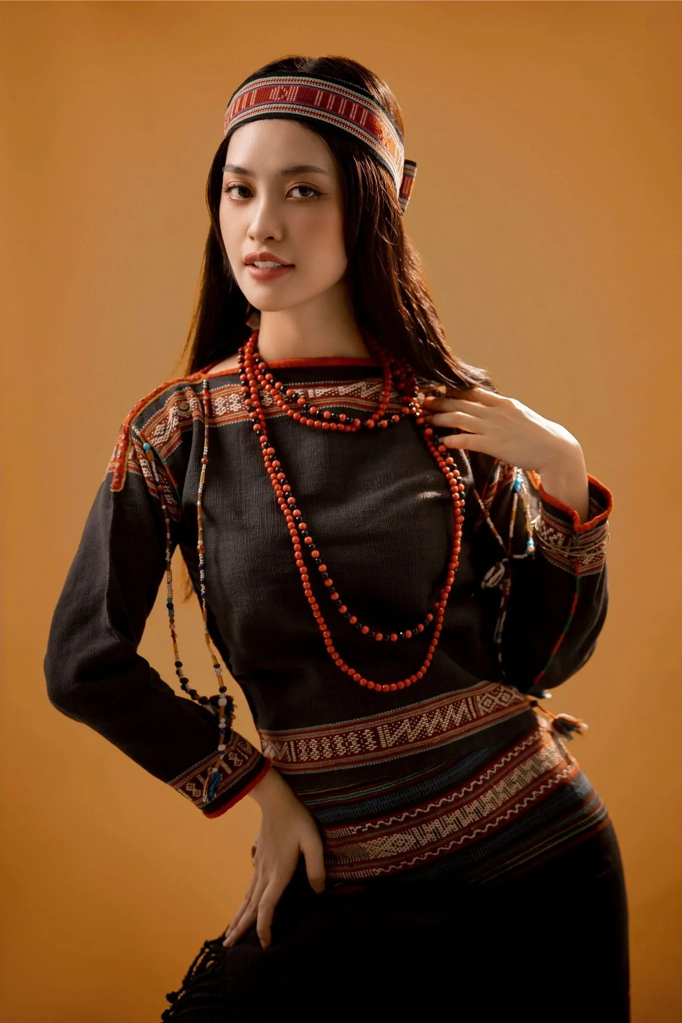 hoa-hau-nong-thuy-hang-thuc-hien-du-an-gin-giu-net-dep-trang-phuc-truyen-thong-cua-cac-dan-toc3 (2)