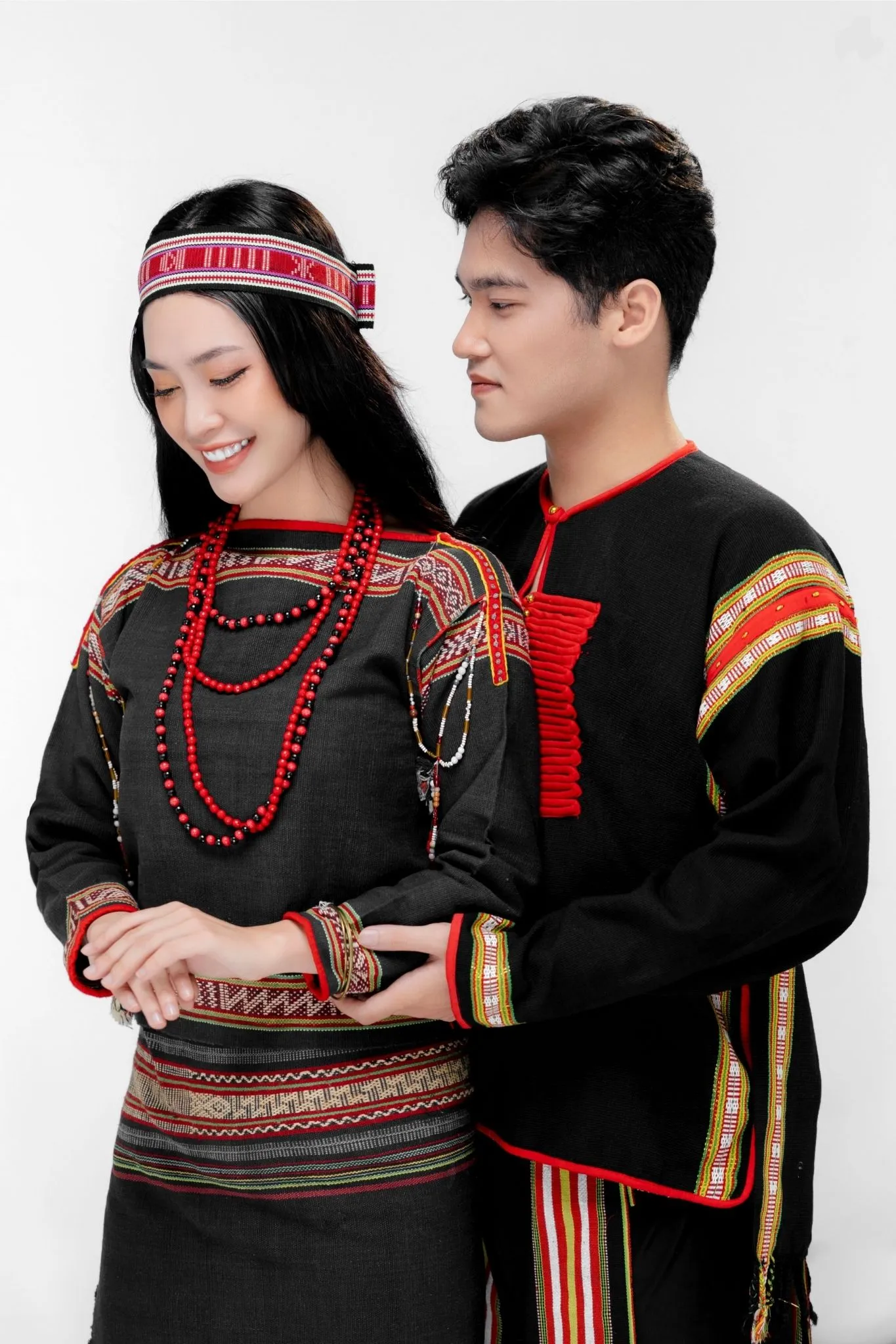 hoa-hau-nong-thuy-hang-thuc-hien-du-an-gin-giu-net-dep-trang-phuc-truyen-thong-cua-cac-dan-toc3