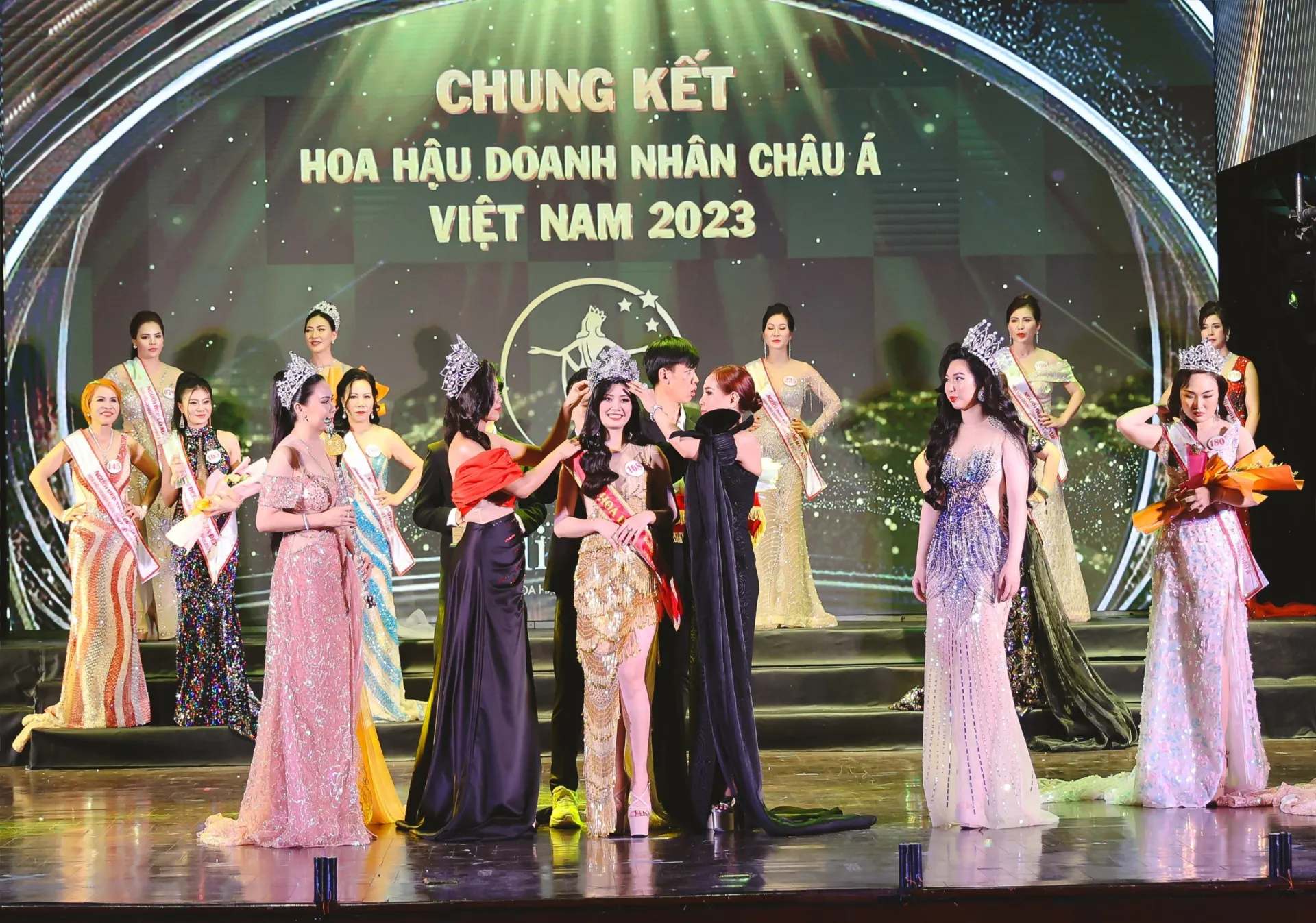 nu-doanh-nhan-le-thi-tho-dang-quang-hoa-hau-doanh-nhan-chau-a-viet-nam-20236