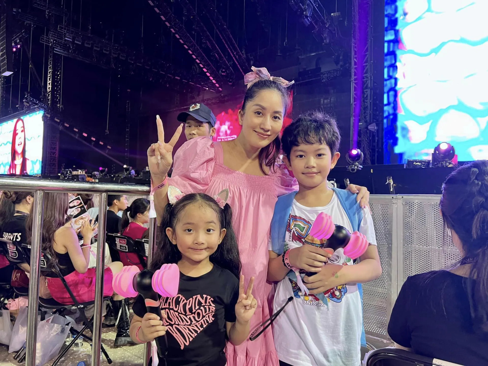 concert-black-pink-1