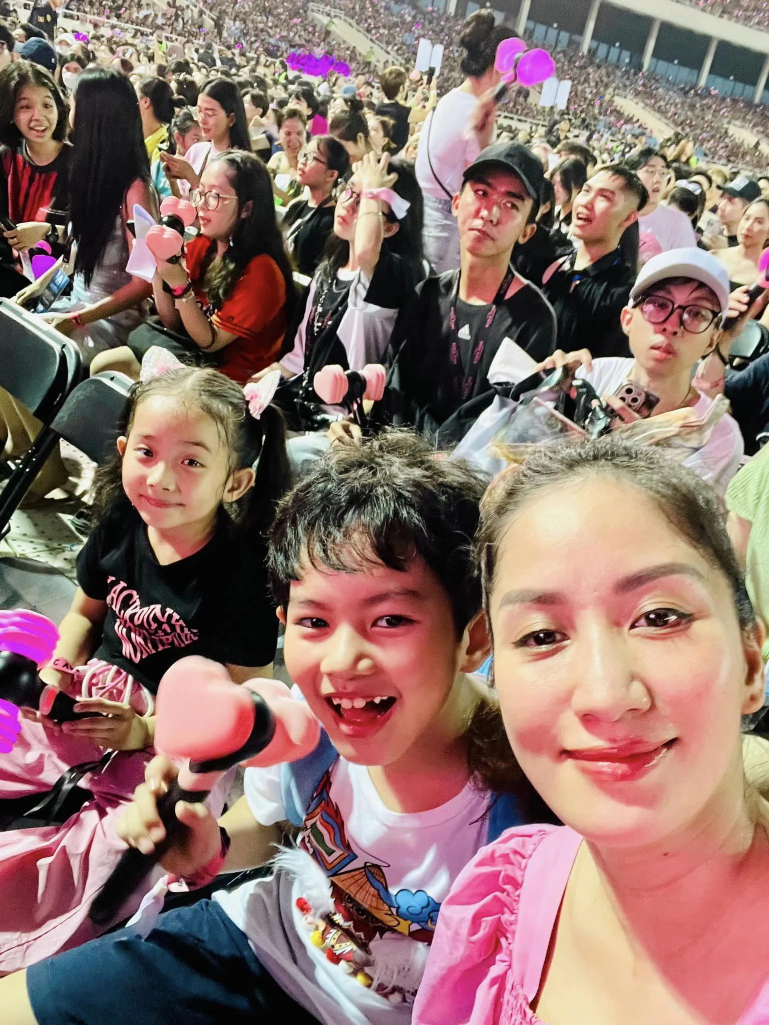 concert-black-pink-3