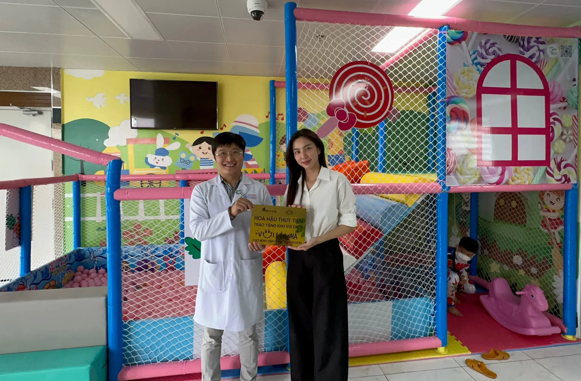 thuy-tien-an-mac-gian-di-di-ban-giao-khu-vui-choi-cho-benh-nhan-nhi-tai-benh-vien-nhi-dong-11