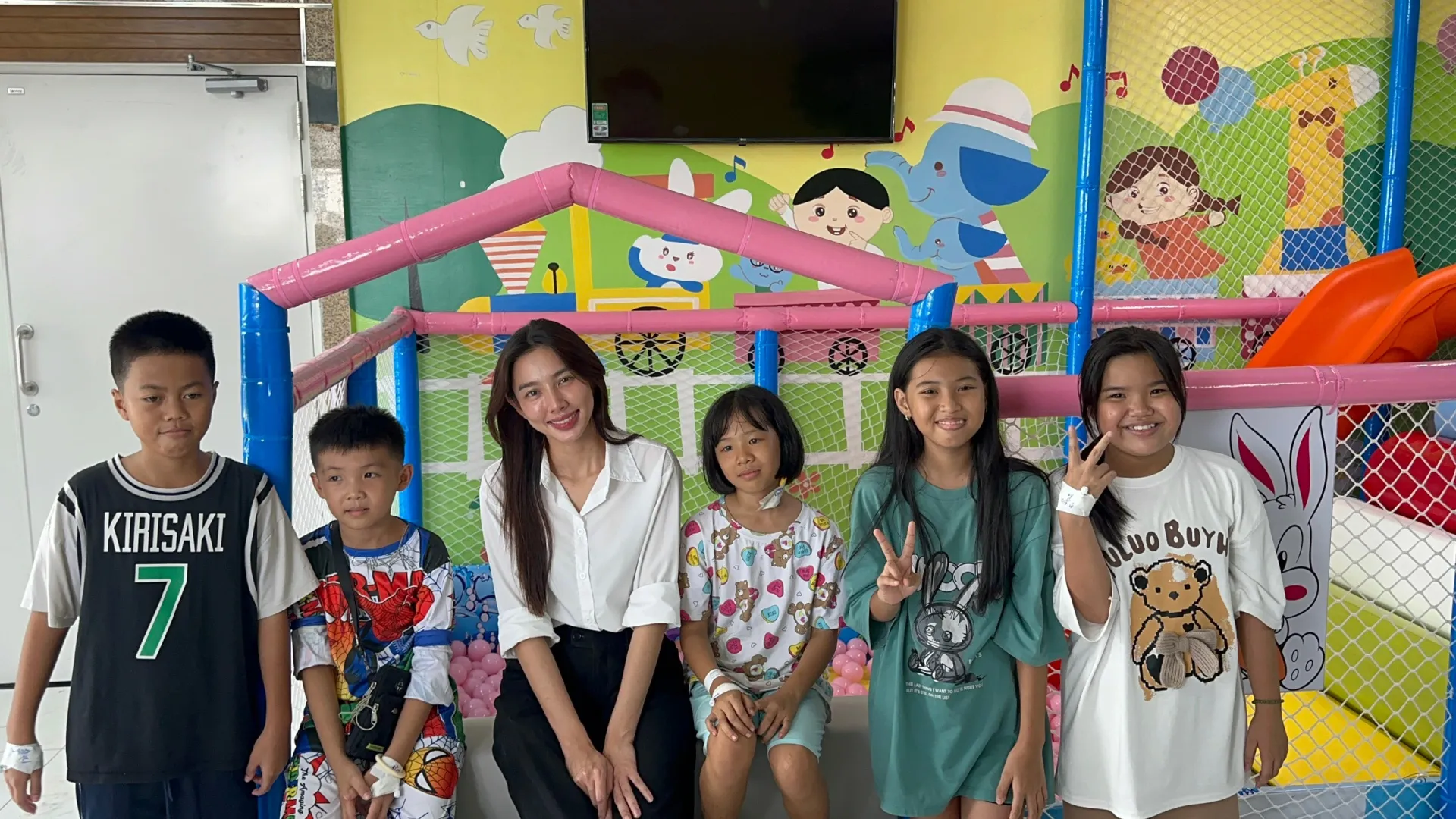 thuy-tien-an-mac-gian-di-di-ban-giao-khu-vui-choi-cho-benh-nhan-nhi-tai-benh-vien-nhi-dong-13