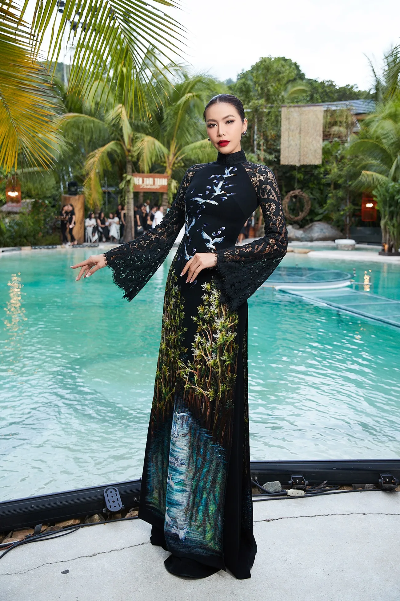 minh-tu-den-huyen-bi-ngoc-chau-trang-ngoc-nga-tren-tham-do-trang-la1