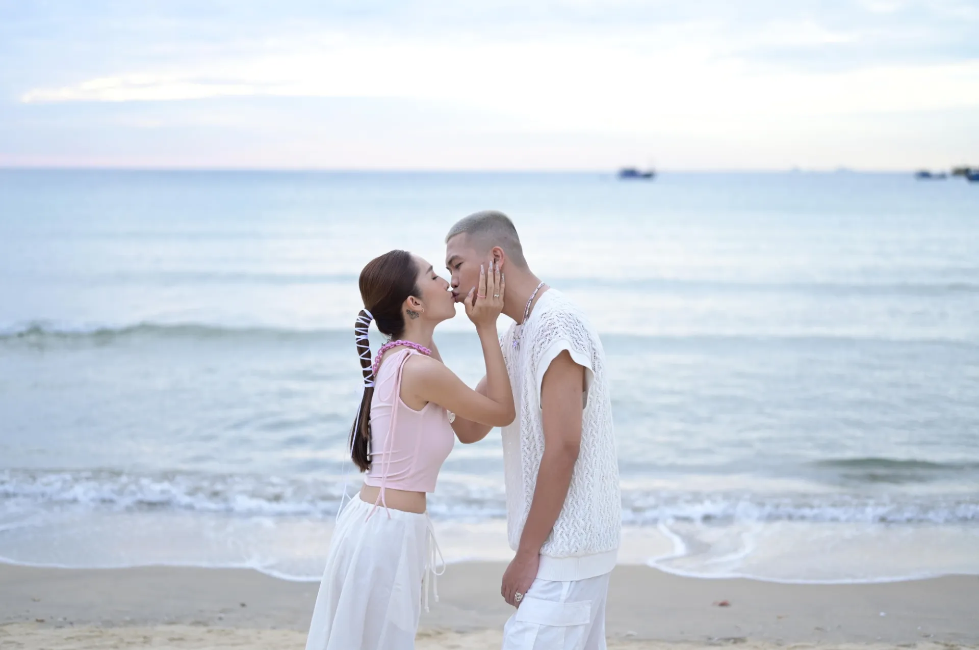 bigdaddy-emily-to-chuc-dam-cuoi-don-gian-ben-bo-bien-nhan-vat-bat-duoc-hoa-cuoi-gay-bat-ngo