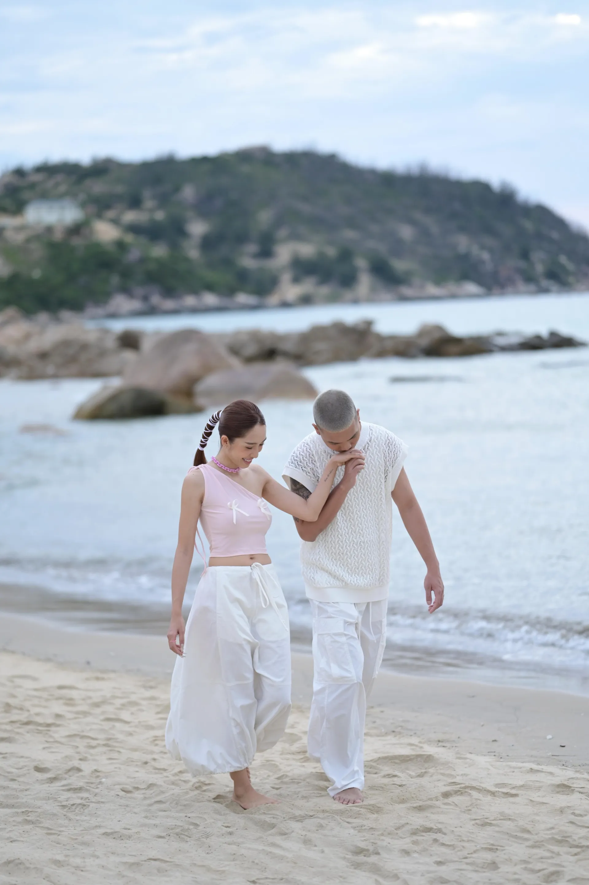 bigdaddy-emily-to-chuc-dam-cuoi-don-gian-ben-bo-bien-nhan-vat-bat-duoc-hoa-cuoi-gay-bat-ngo3