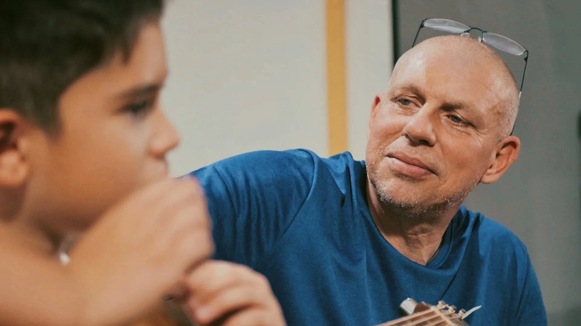 tran-vu-viet-loi-viet-ca-khuc-cam-dong-ve-tinh-cha-tang-hoc-tro-shumo2 (2)