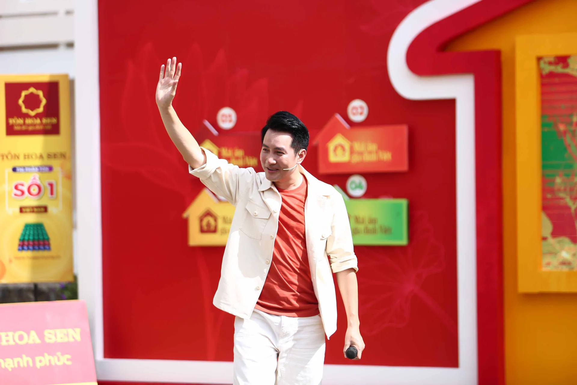 nguyen-phi-hung-va-linh-thuy-dan-gop-suc-mang-ve-105-trieu-dong-cho-cac-em--nho-mo-coi1